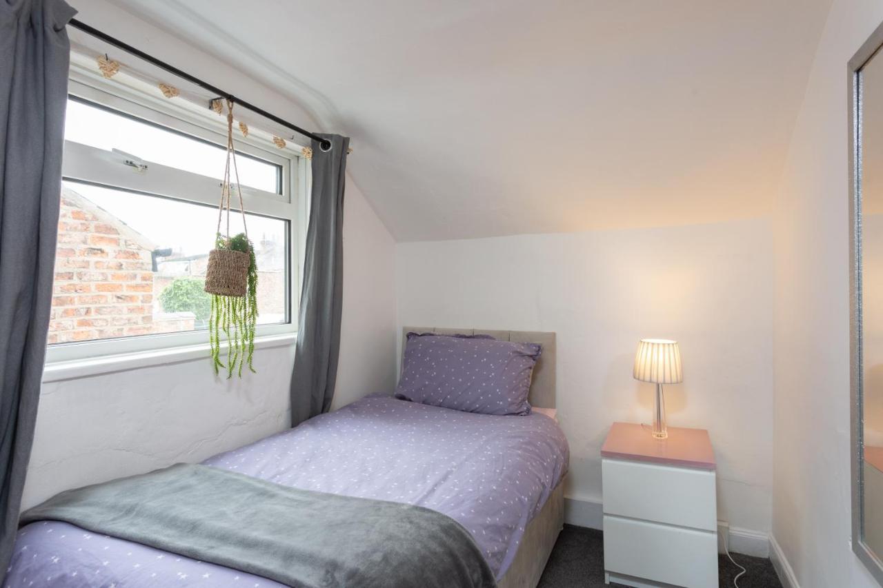 Lovely Town House With Free Parking Sleeps 2 To 6 Guests Holiday home *