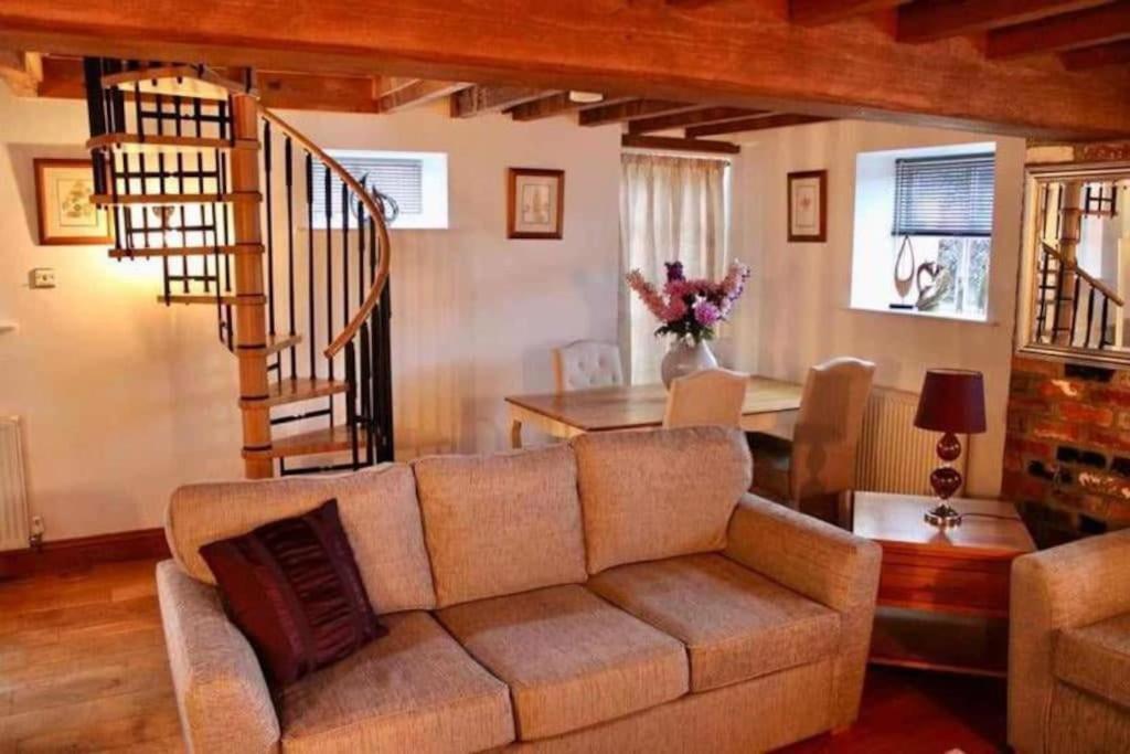 Granary With Hot Tub *