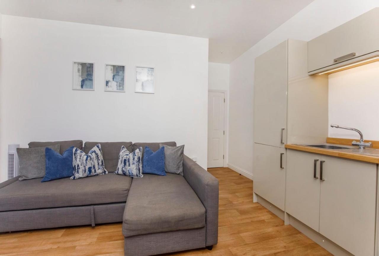Henry Court 4 *