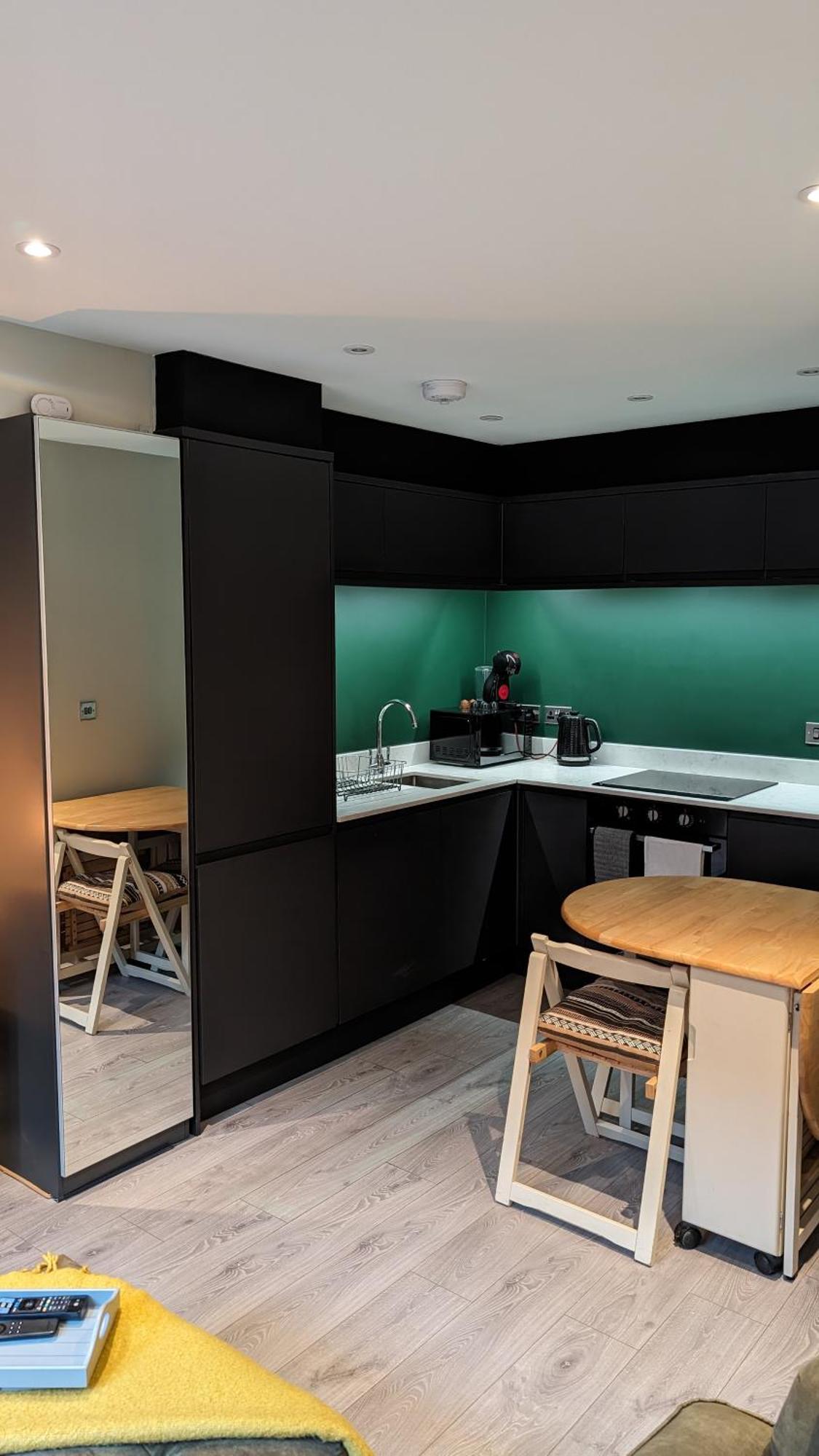 Staycation With Free Parking Apartment
