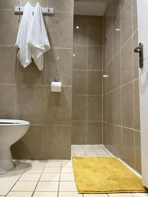 The Stuart - Spacious, Affordable, Centre Apartment