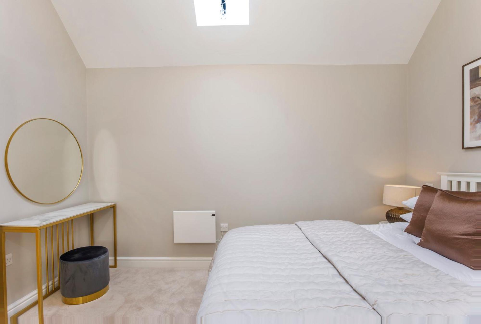 Crescent Court Modern And Luxurious Apartment