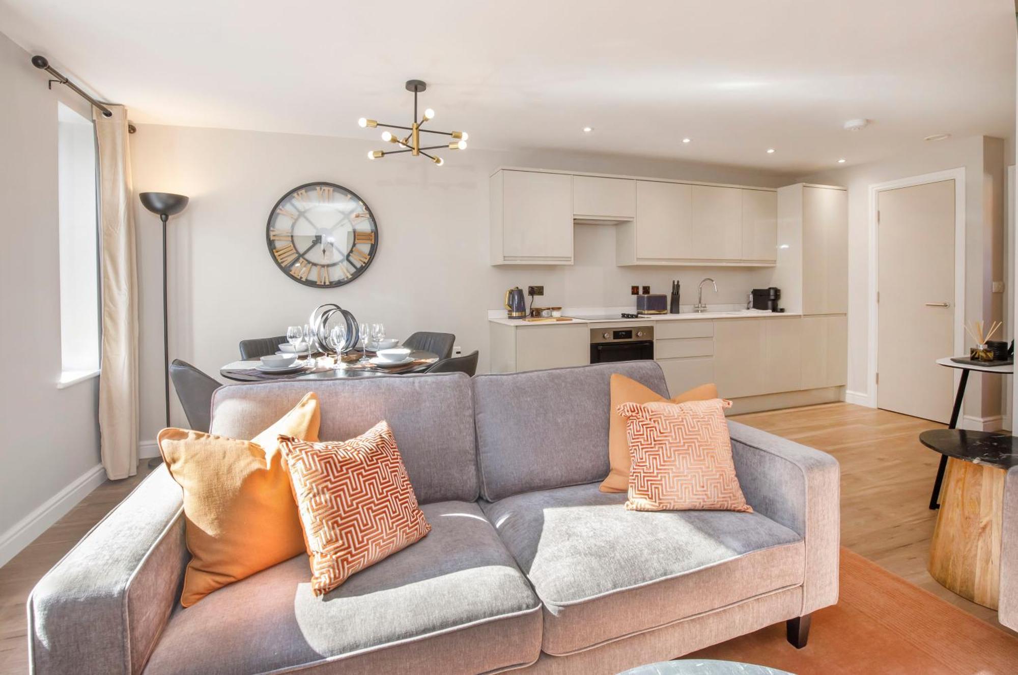 Crescent Court Modern And Luxurious