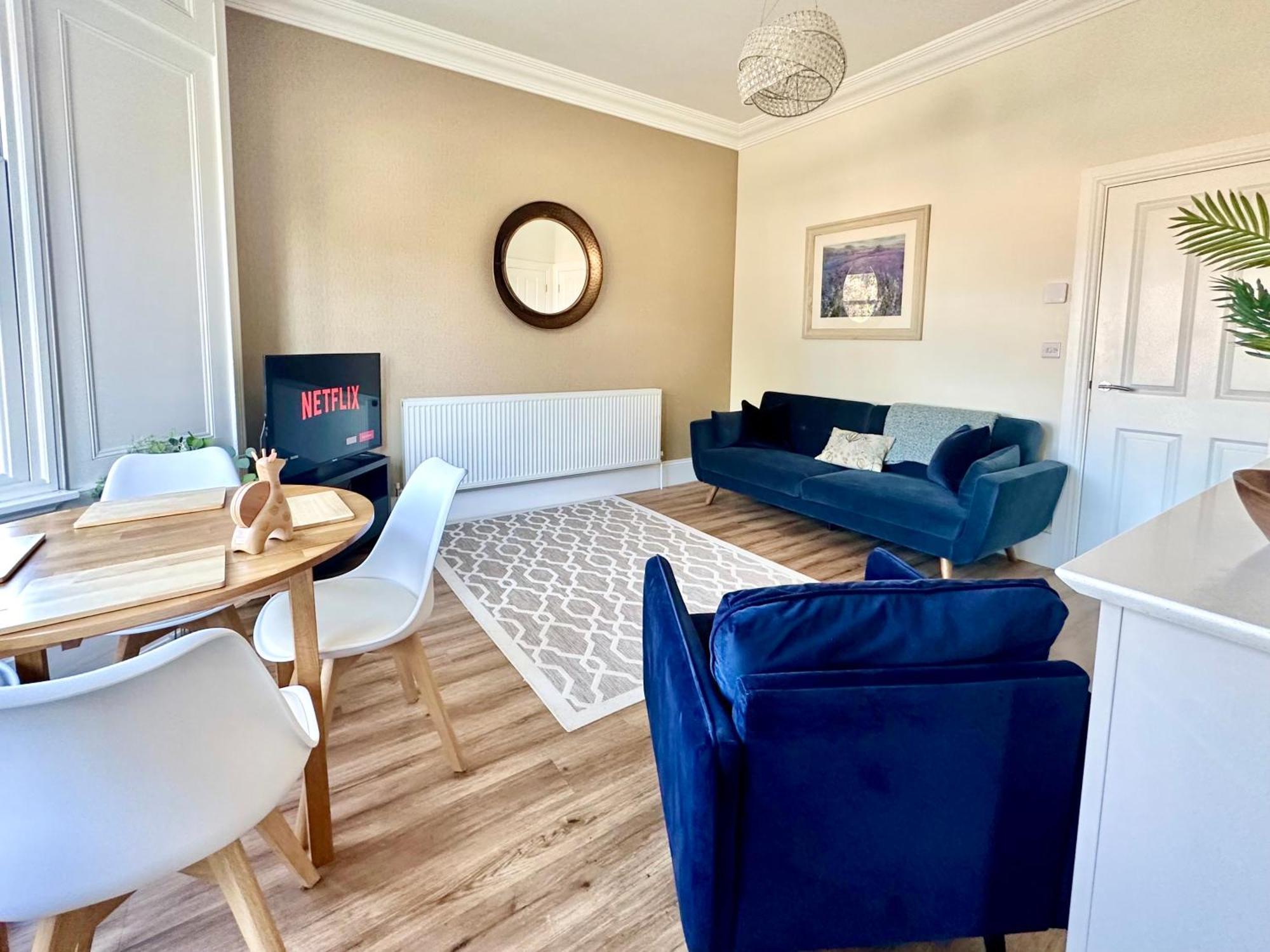 Clifford's Reach At Bluebridge Court With Free Parking Apartment