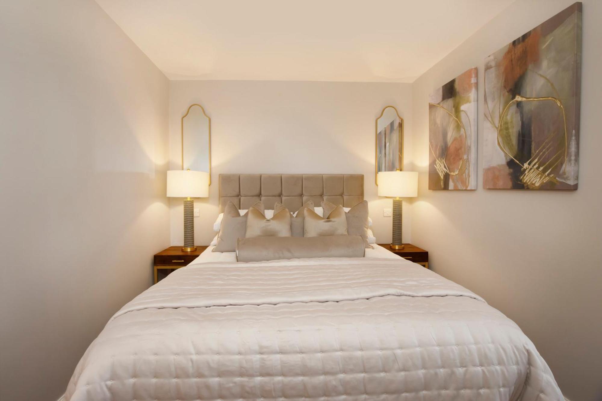 Crescent Court Modern And Luxurious * York