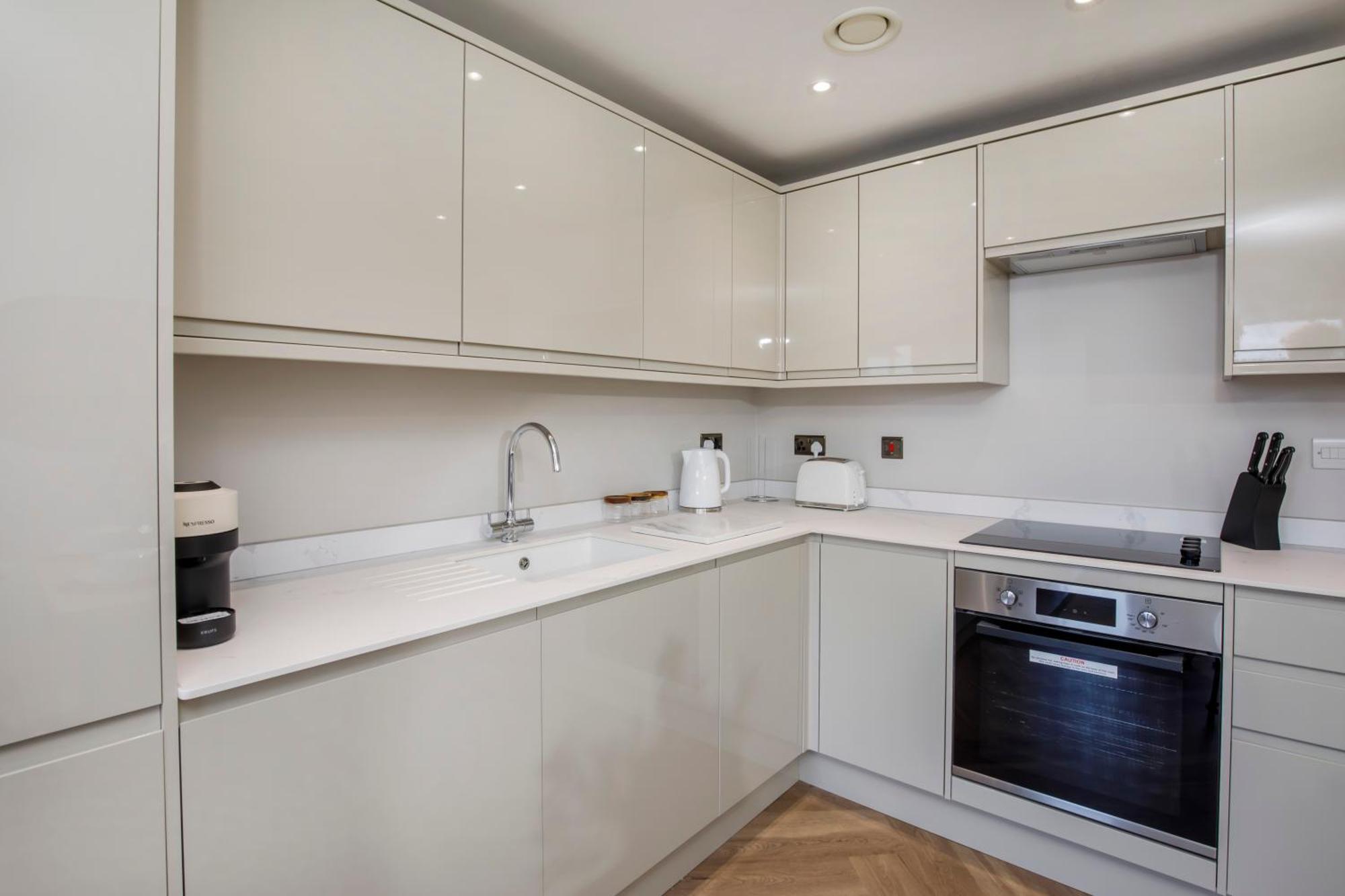 Crescent Court Modern And Luxurious Apartment
