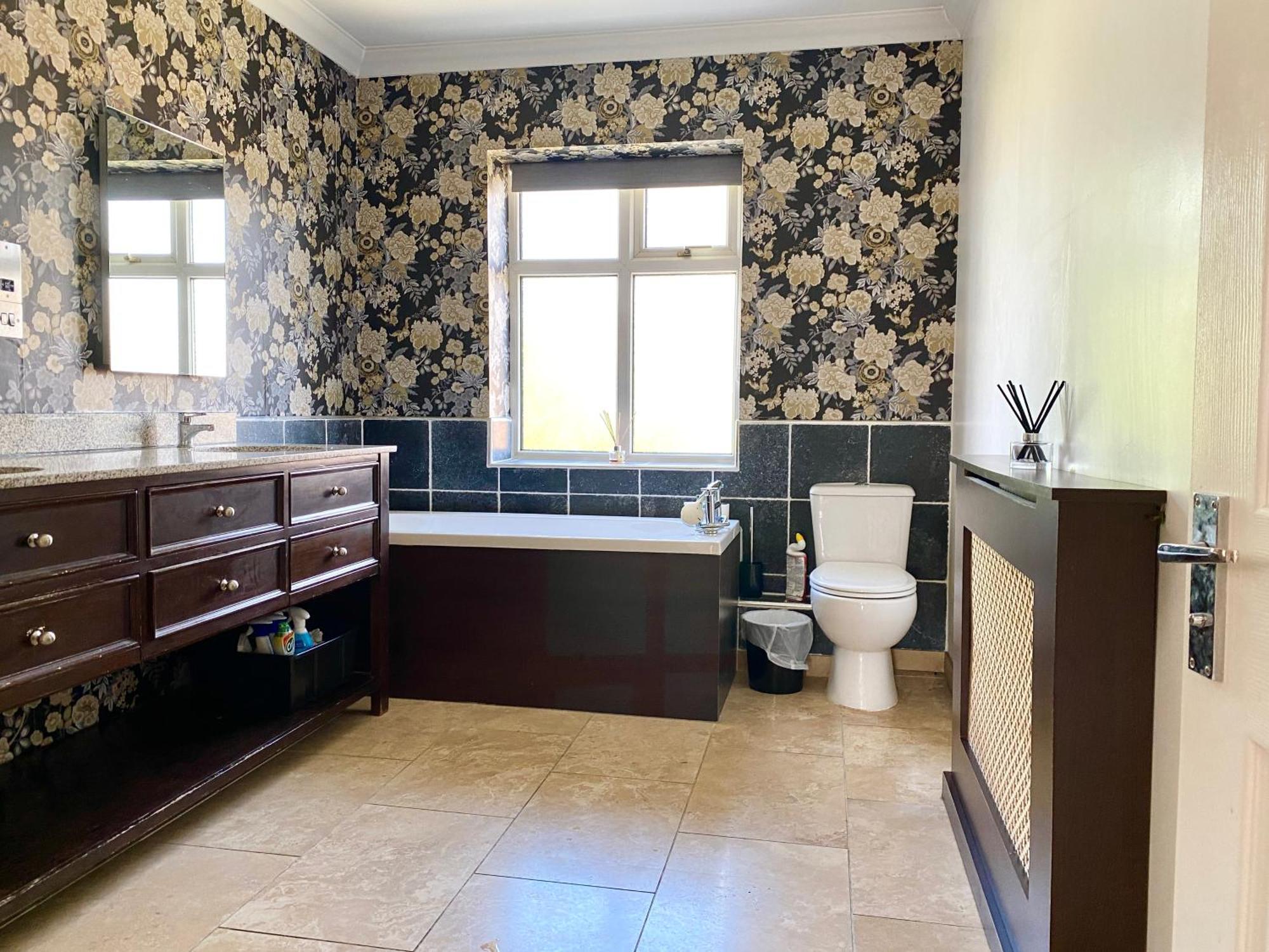 Spacious Five-bedroom House Close To Centre - Orchid House *