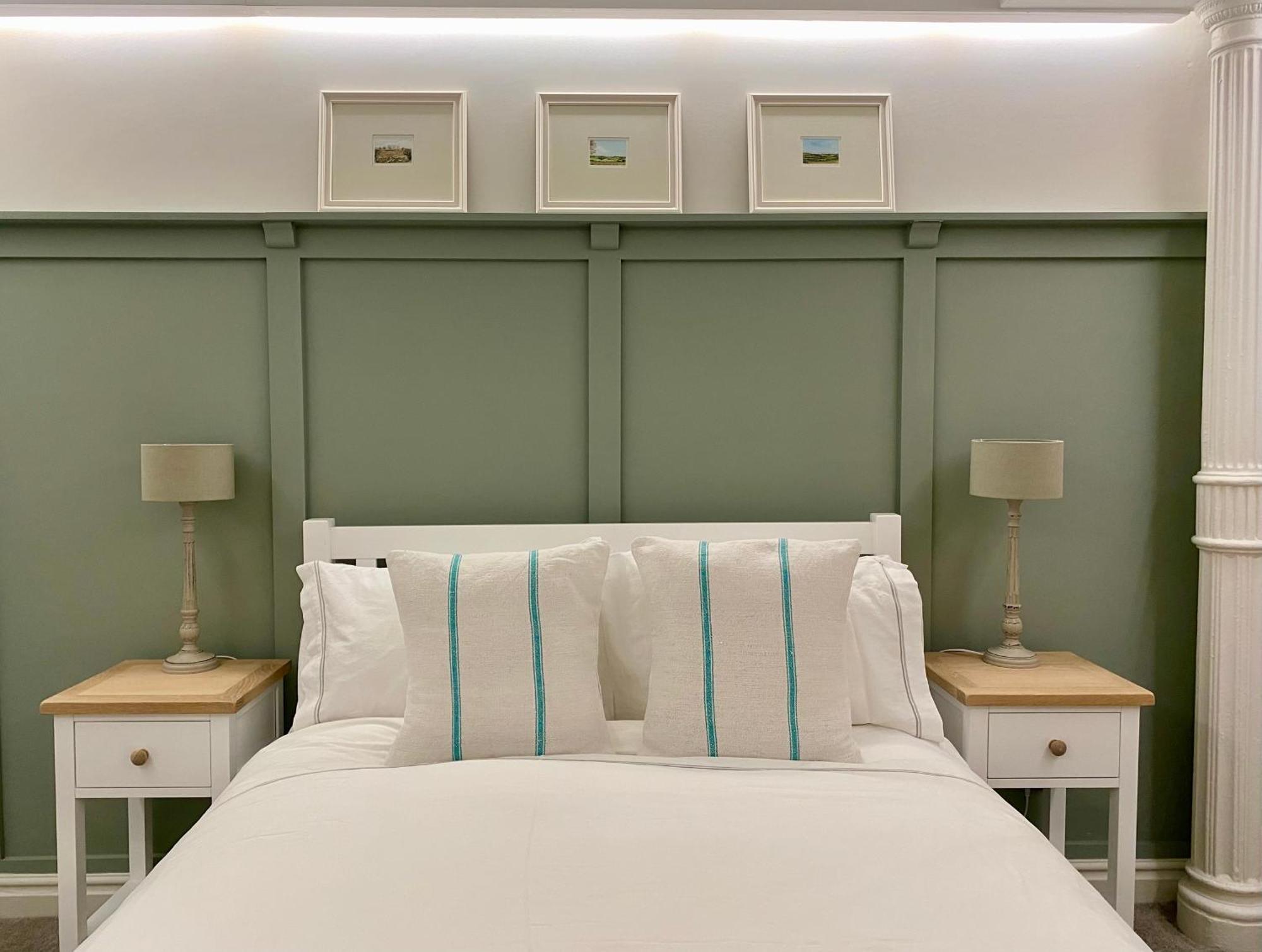 Victoria Bar Walls By Chateau Anna, - Free Parking Apartment