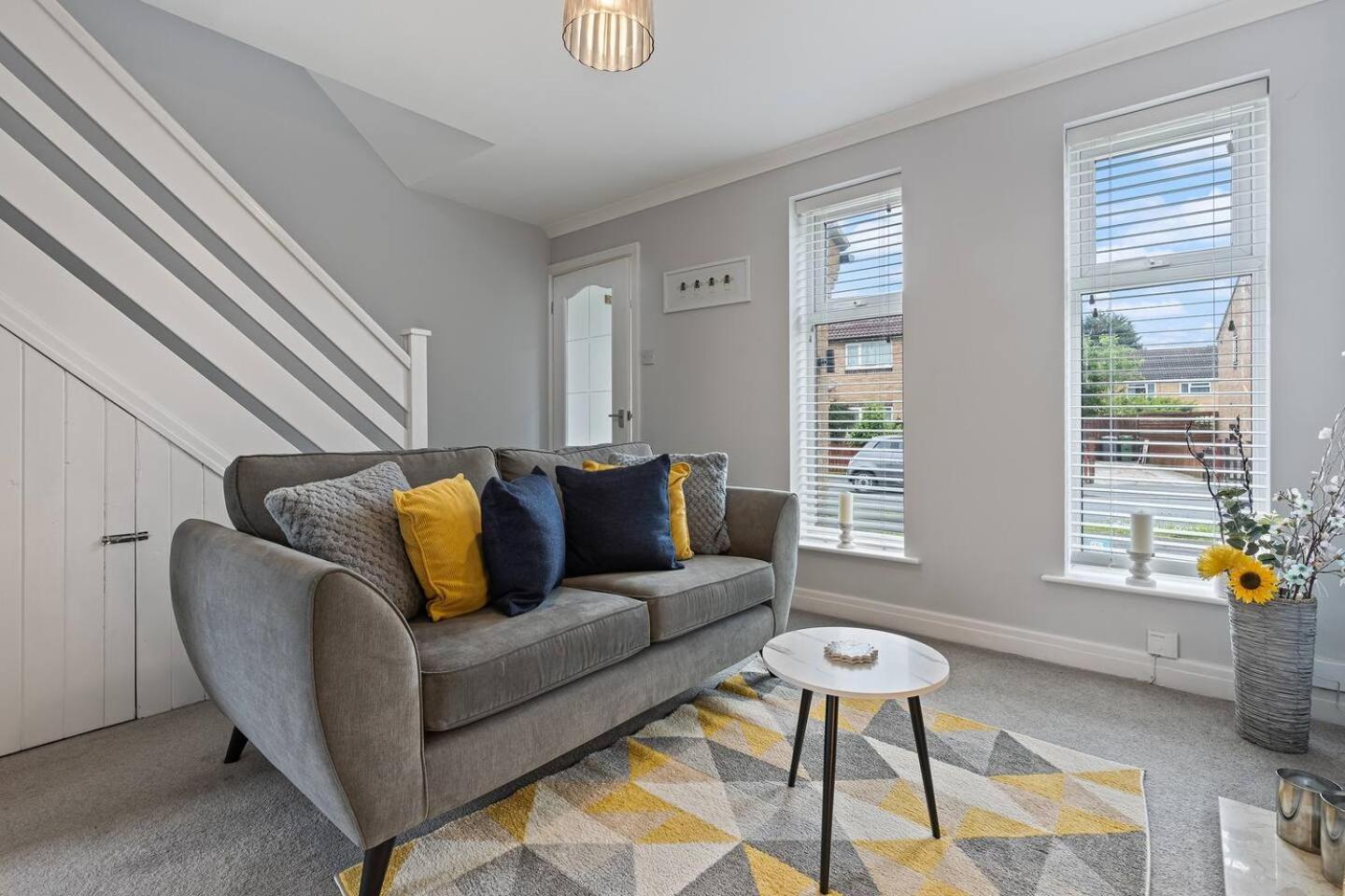Pass The Keys 127 Bellhouse Way - Renovated Family For 2 * York
