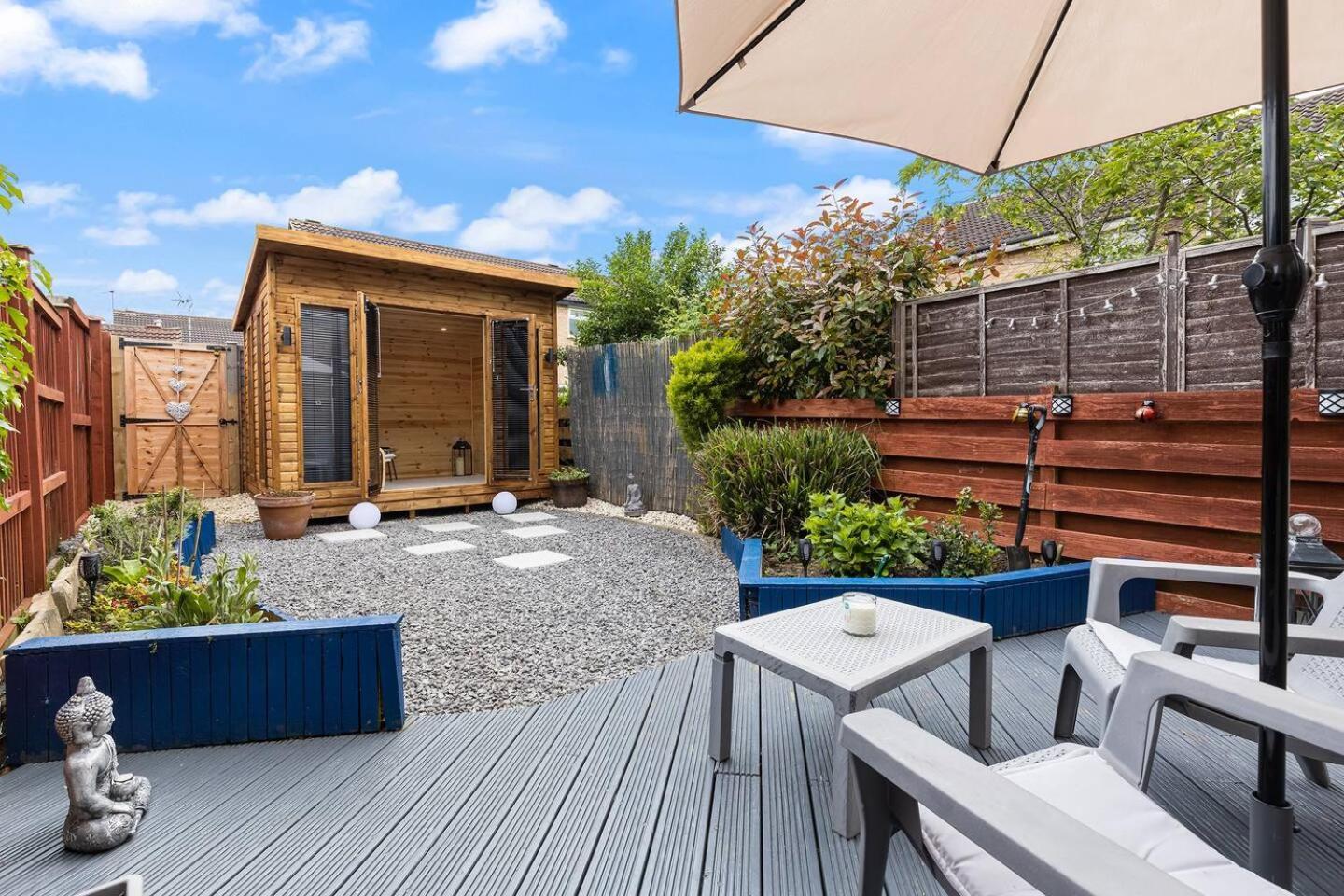 Pass The Keys 127 Bellhouse Way - Renovated Family For 2 York