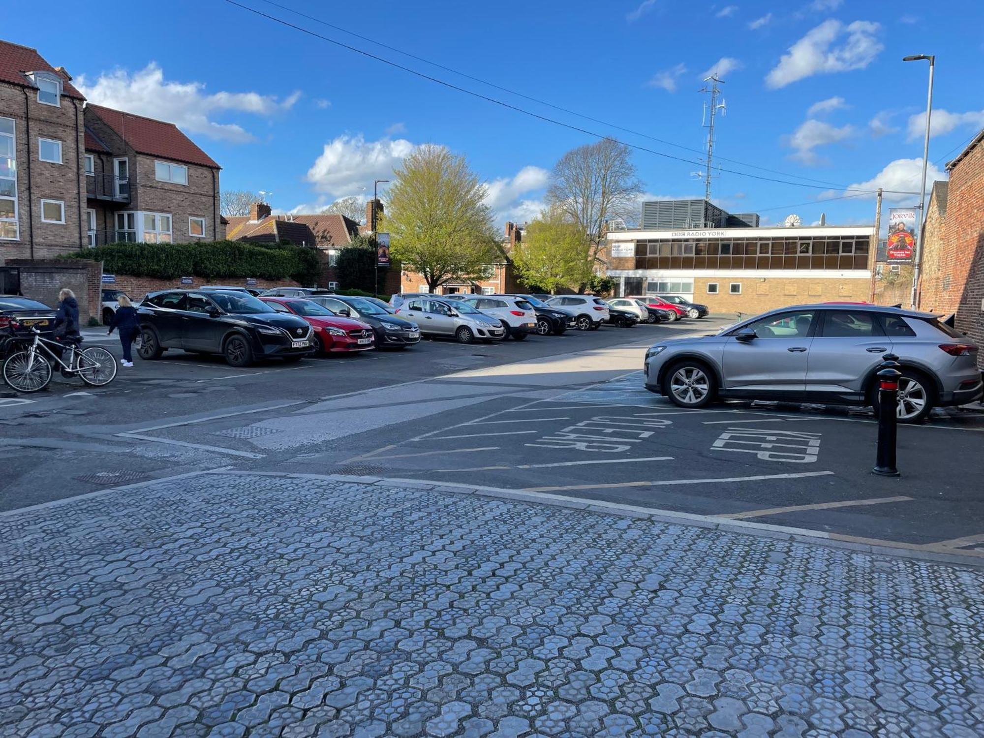 Staycation With Free Parking Apartment