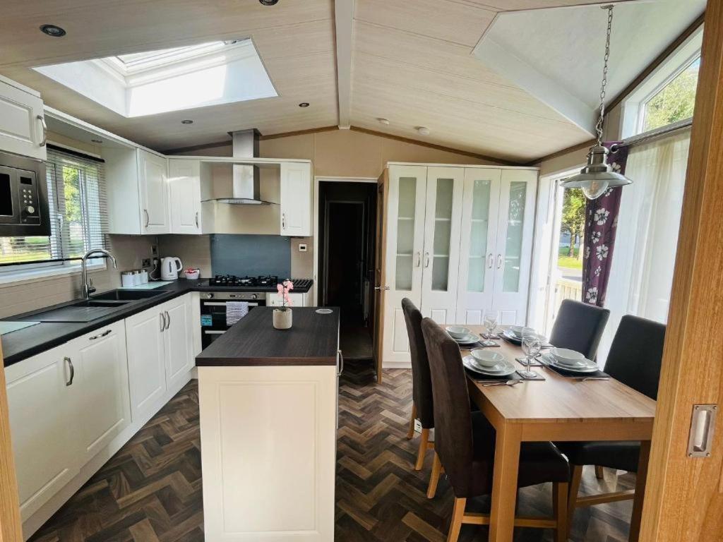 Bakers With Hot Tub Holiday home *