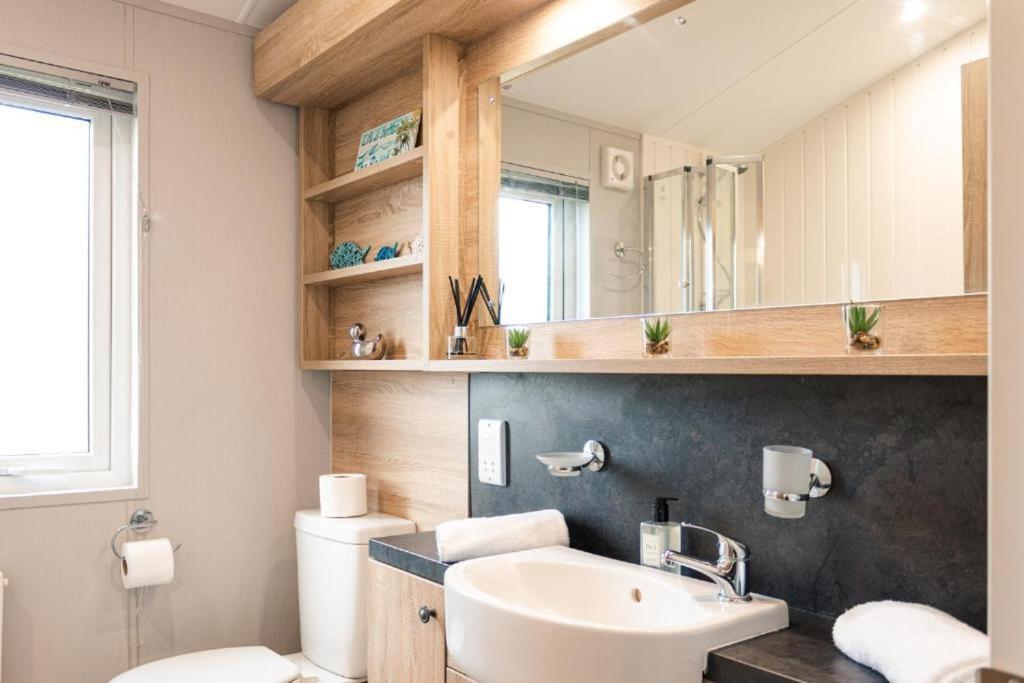 Lilac With Hot Tub Lodge