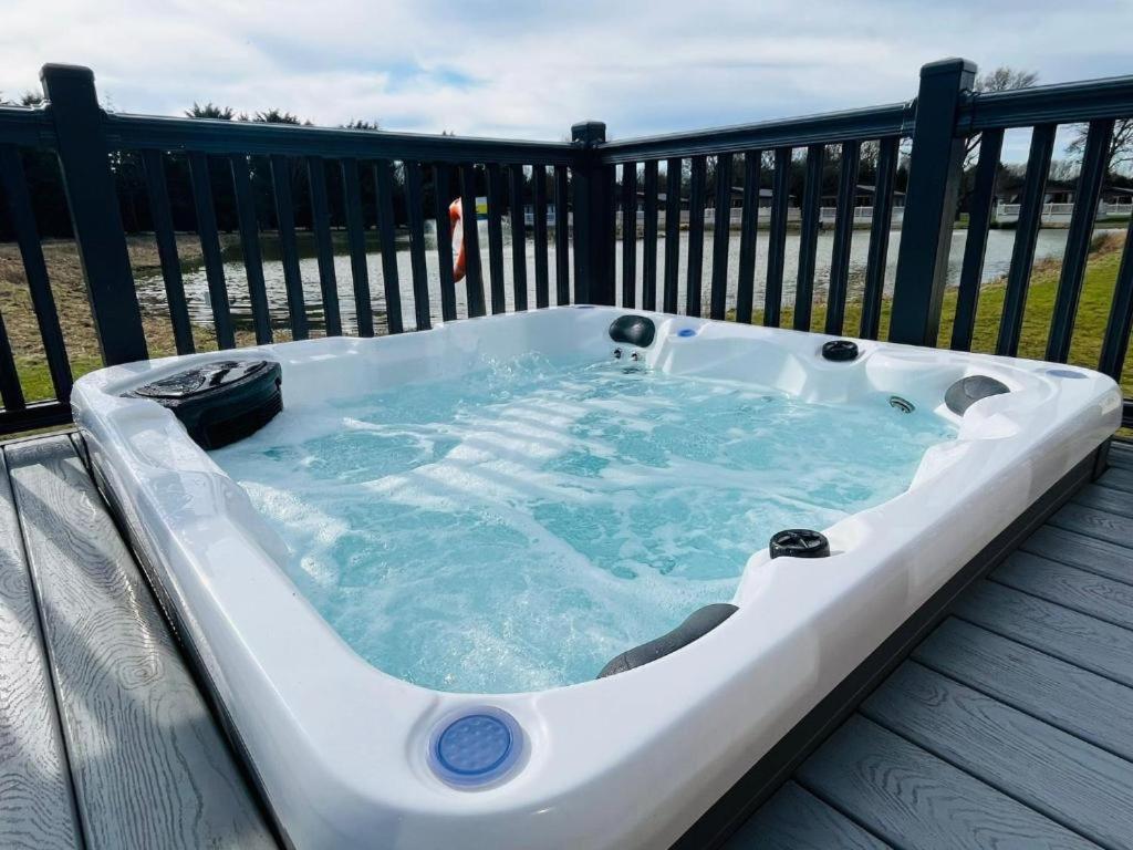 Lodge Lilac With Hot Tub *