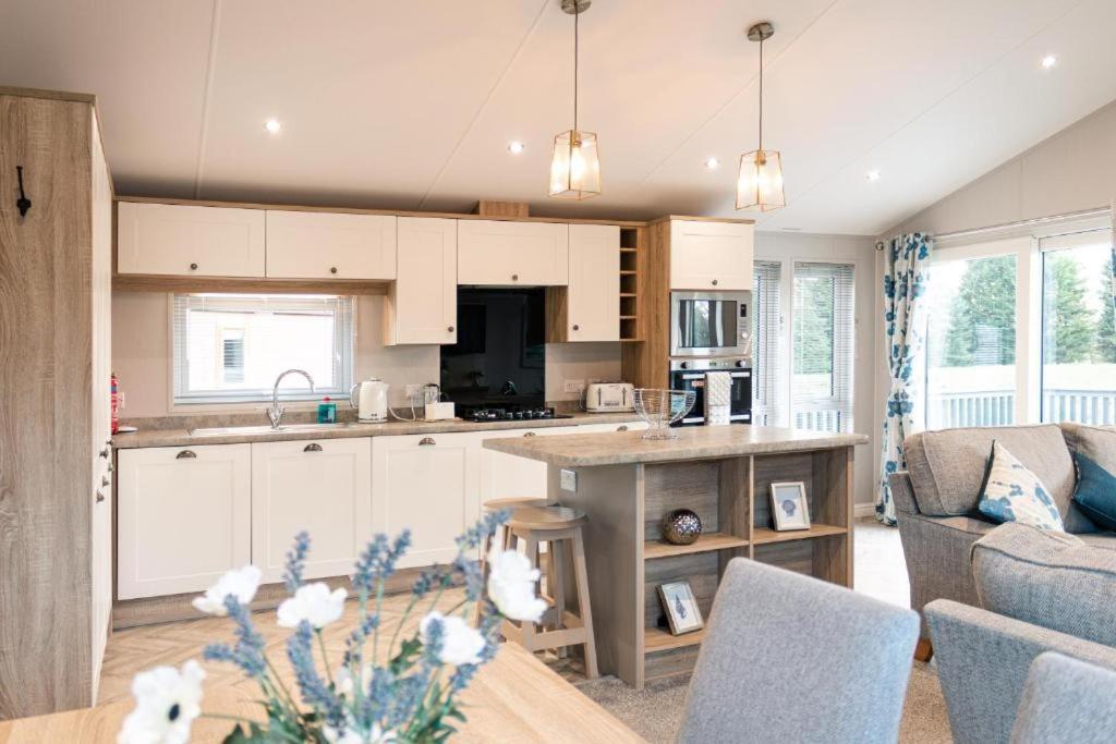 Lilac With Hot Tub Lodge York