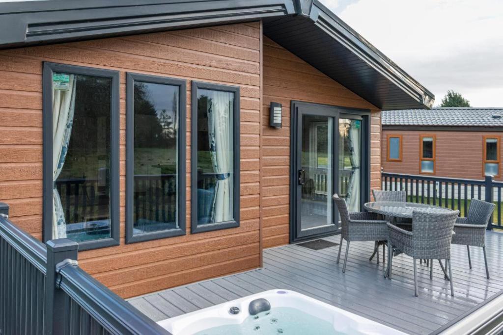 Lodge Lilac With Hot Tub *