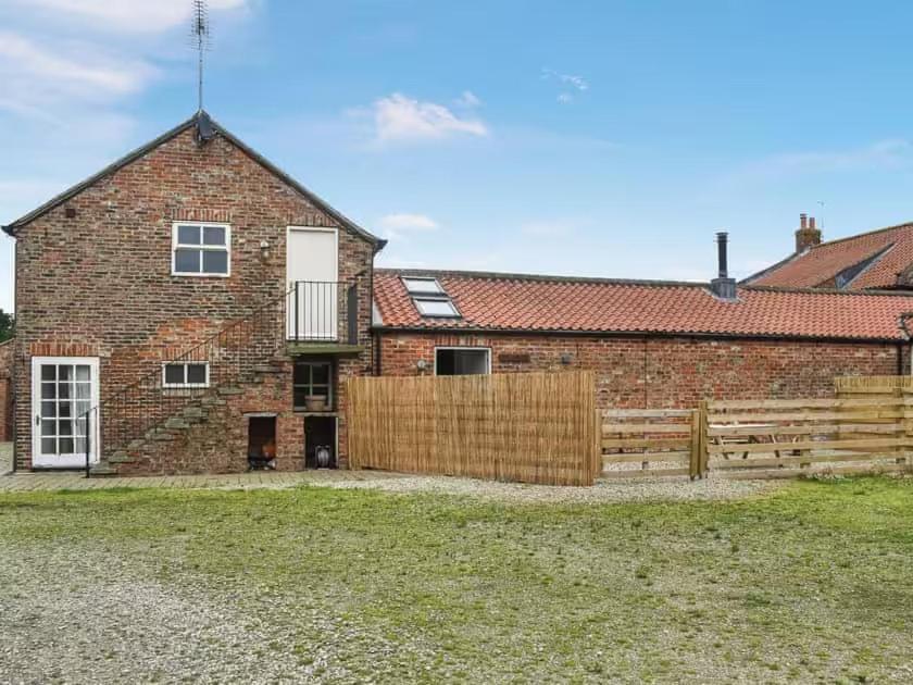 Granary With Hot Tub Holiday home York