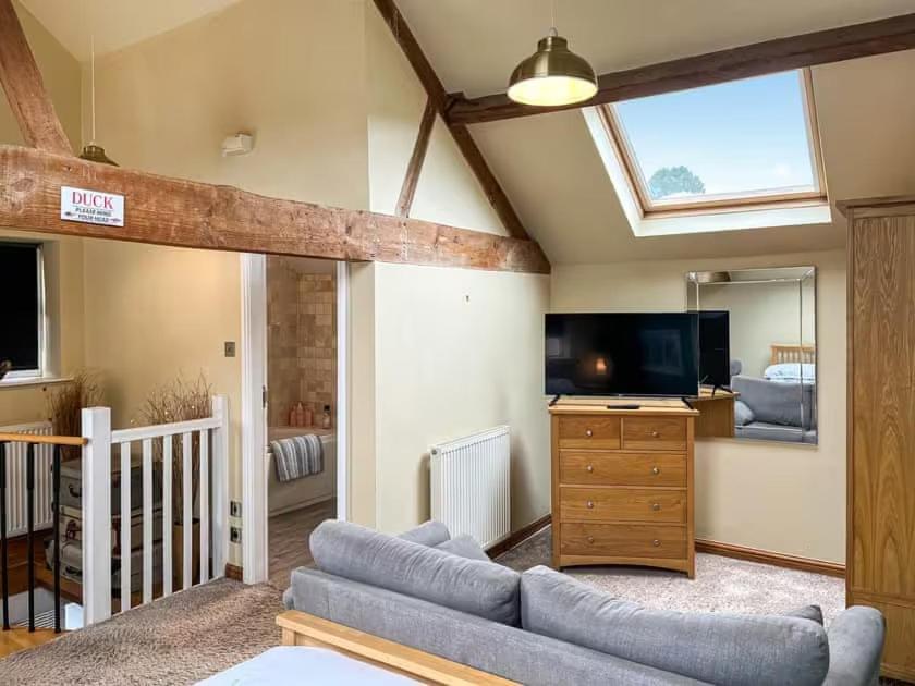 Granary With Hot Tub *