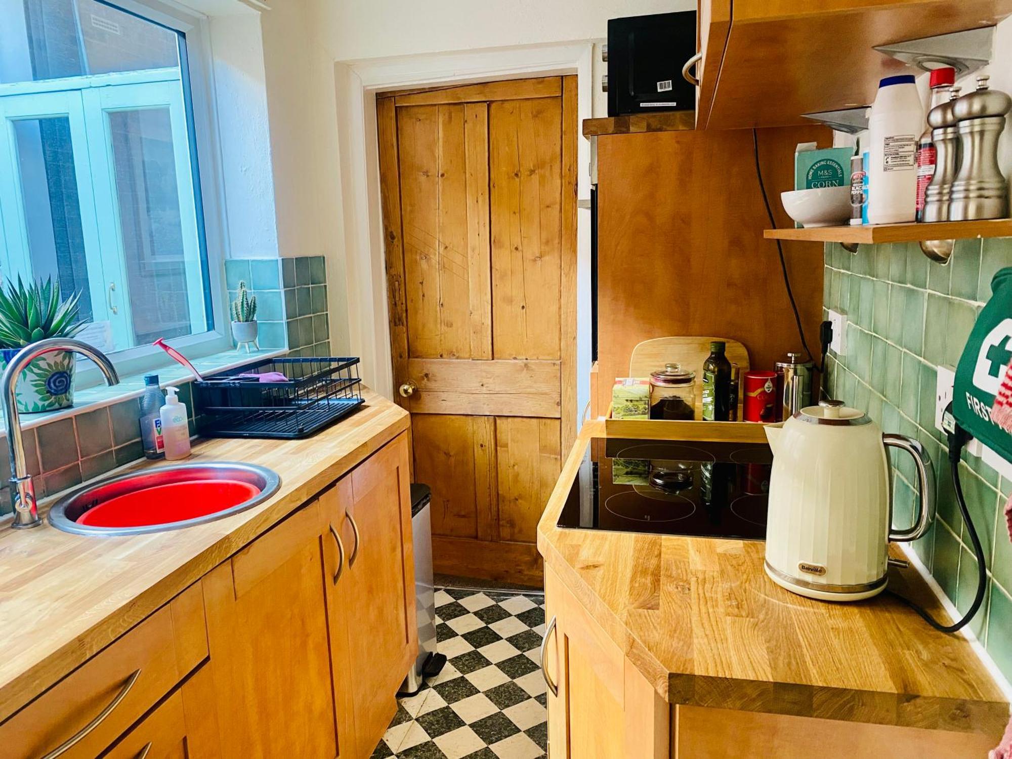 Holiday home Comfy Within Wall, 10 Mins Walk To Centre, Attractions & Railway Station *