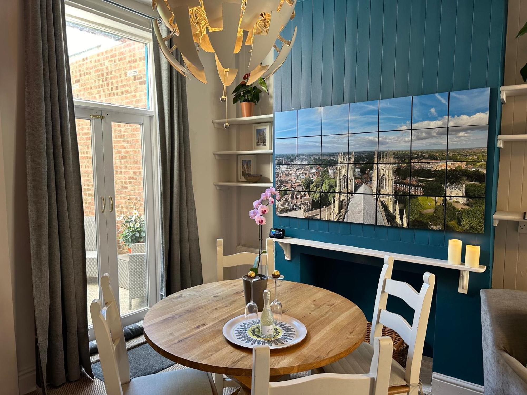 Comfy Within Wall, 10 Mins Walk To Centre, Attractions & Railway Station Holiday home