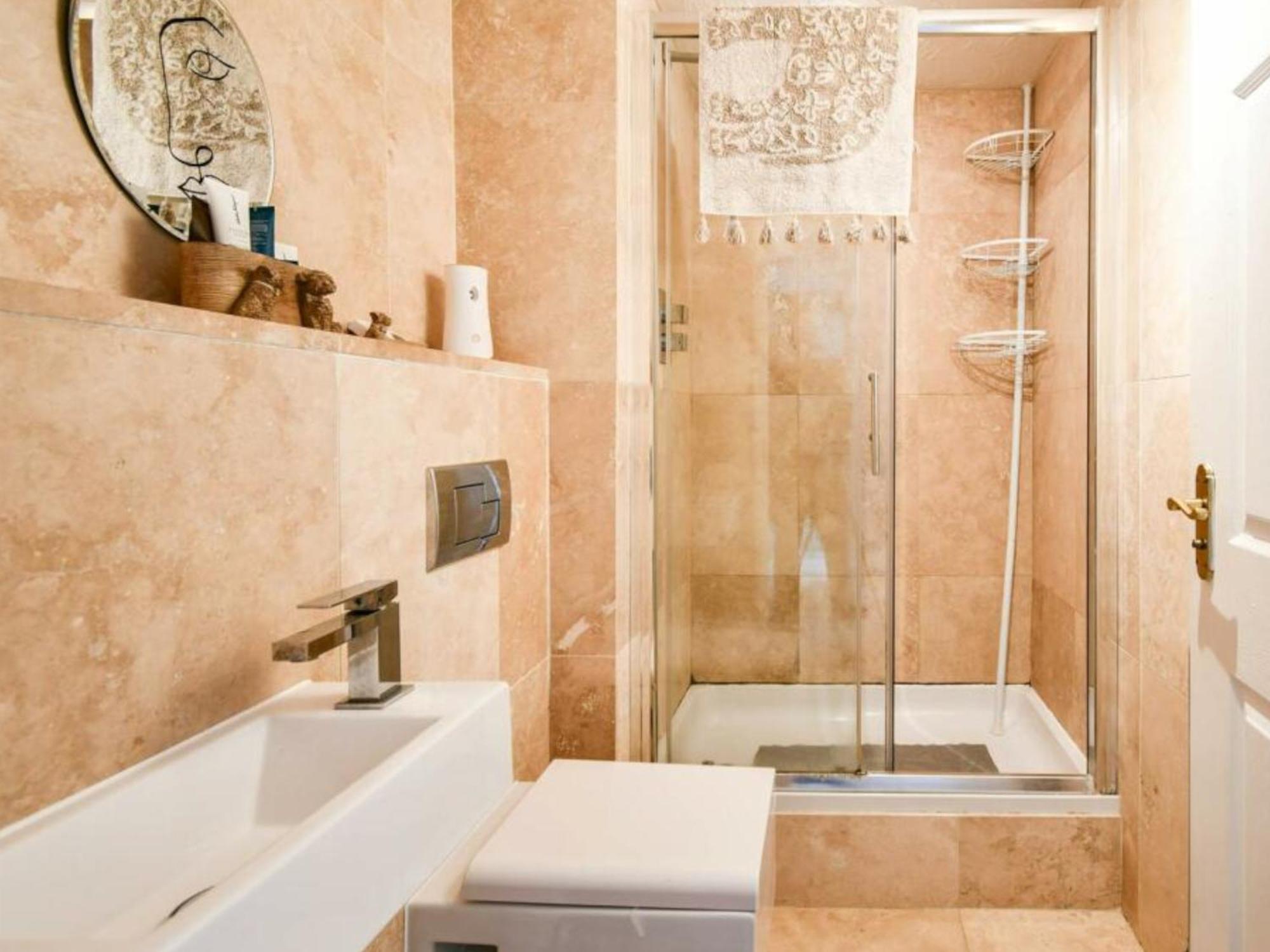 Apartment Cosy Garden Flat, Private Hot Tub & Four Poster Bed *