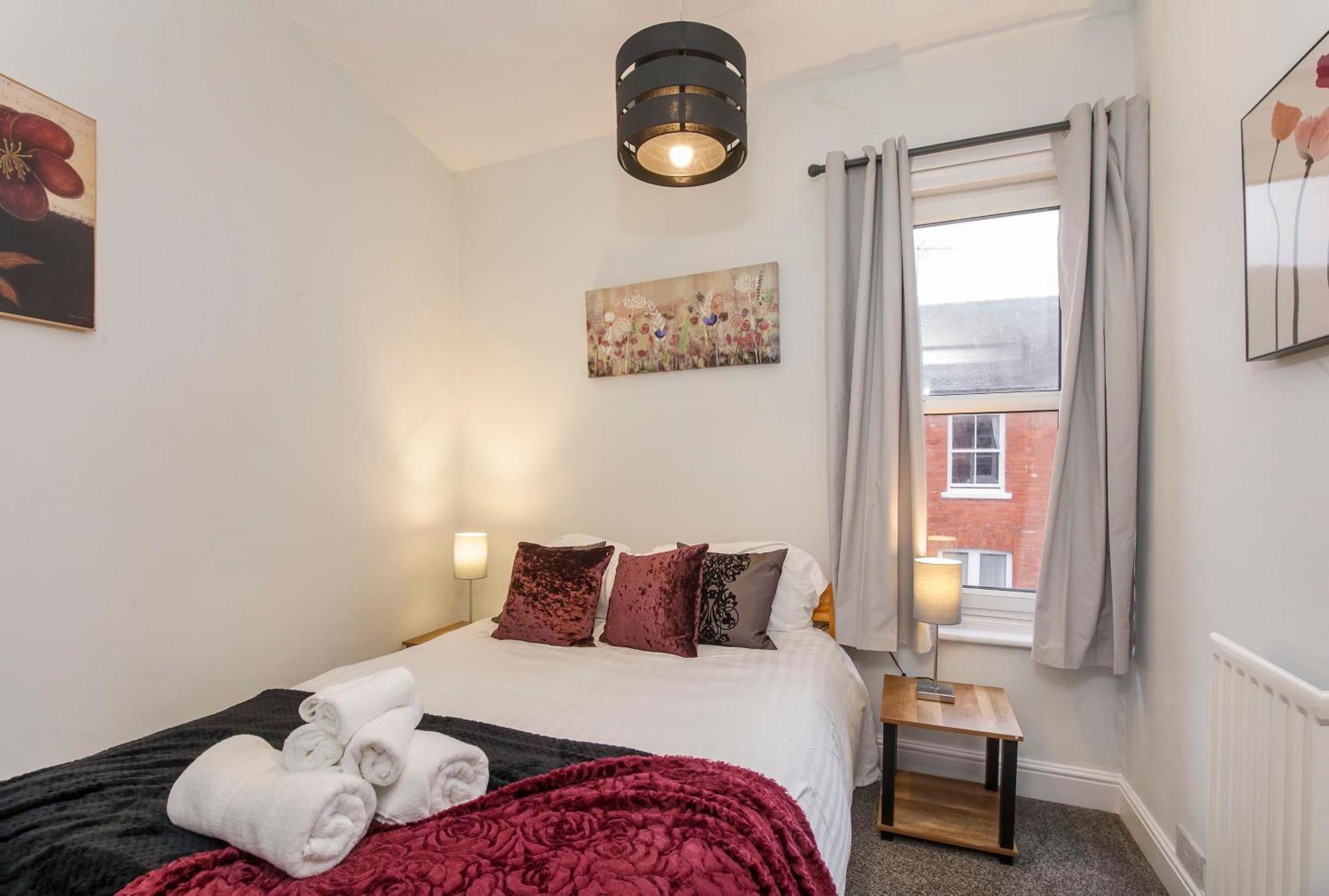 Pet Friendly, Free Netflix 3 Bed House Near Center York