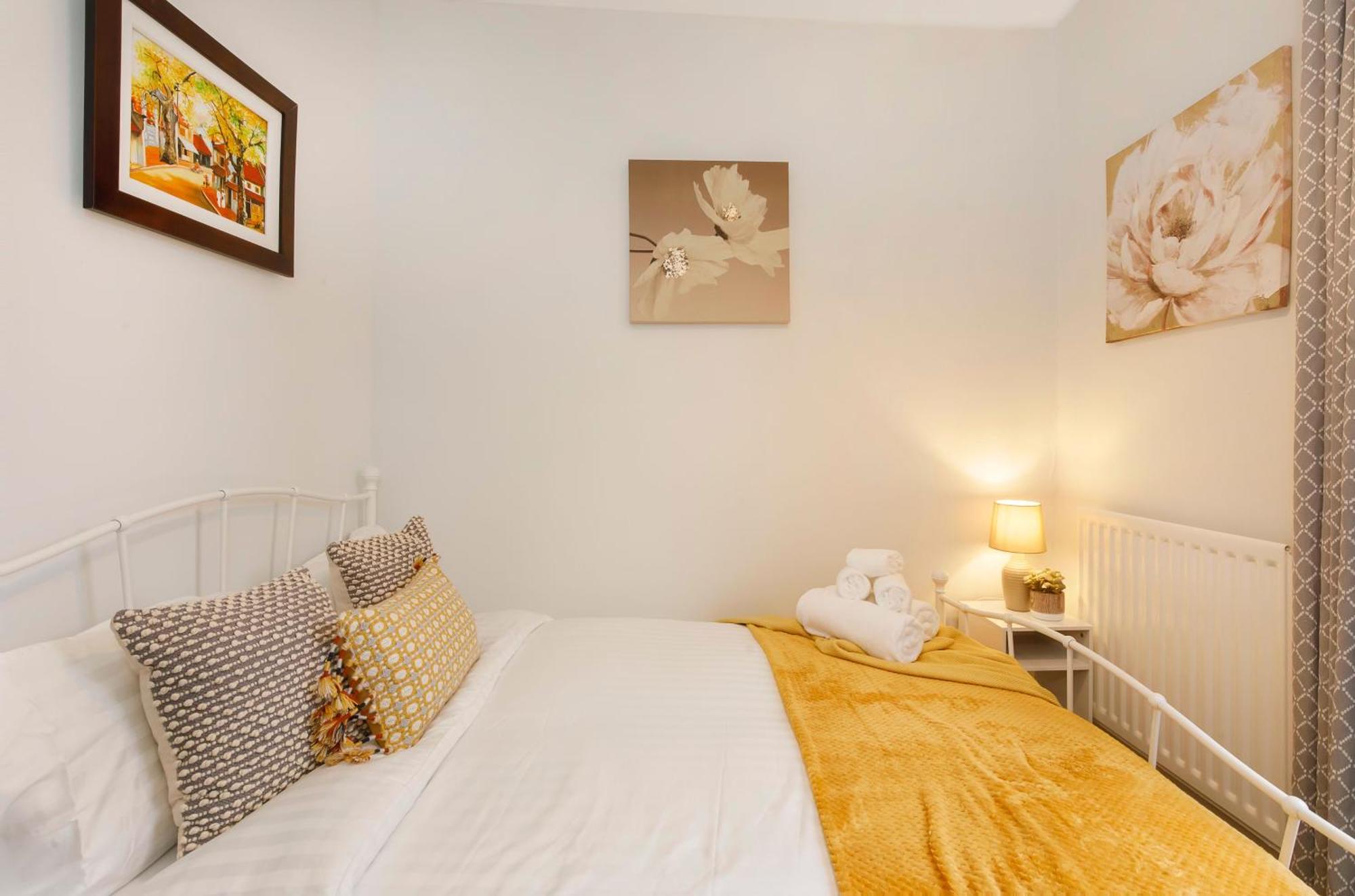Pet Friendly, Free Netflix 3 Bed House Near Center Holiday home *