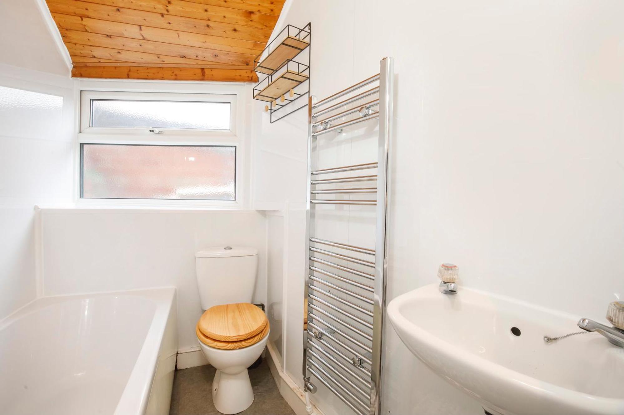 Pet Friendly, Free Netflix 3 Bed House Near Center