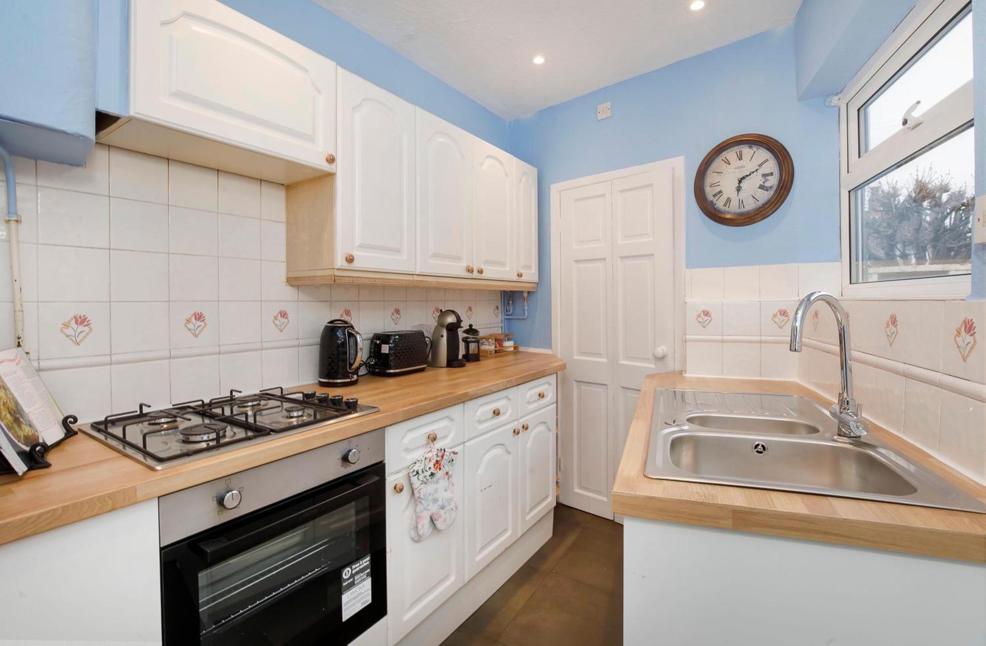 Pet Friendly, Free Netflix 3 Bed House Near Center