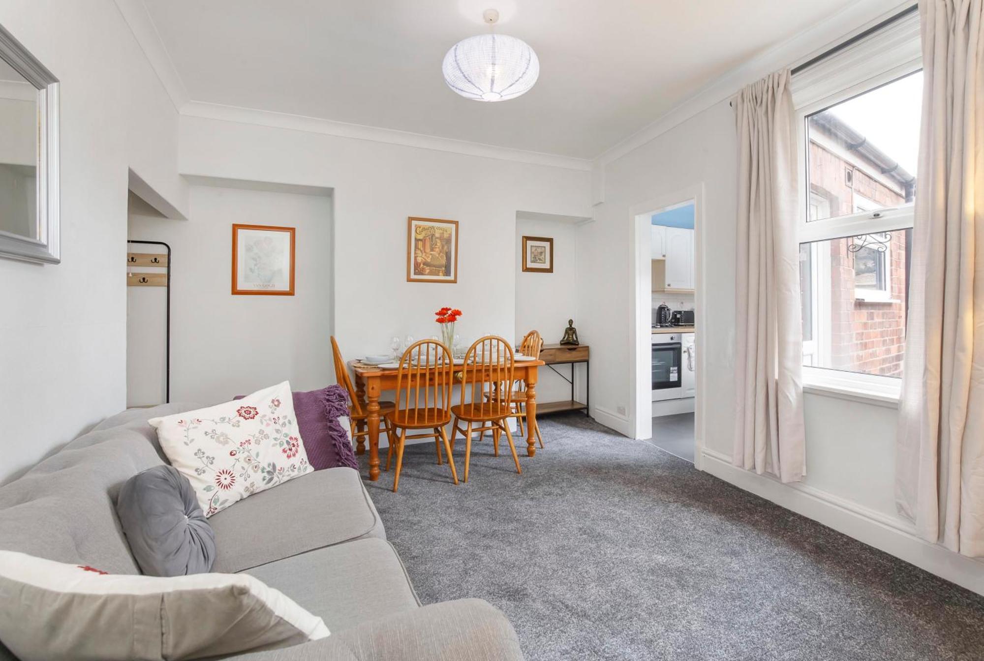 Pet Friendly, Free Netflix 3 Bed House Near Center York