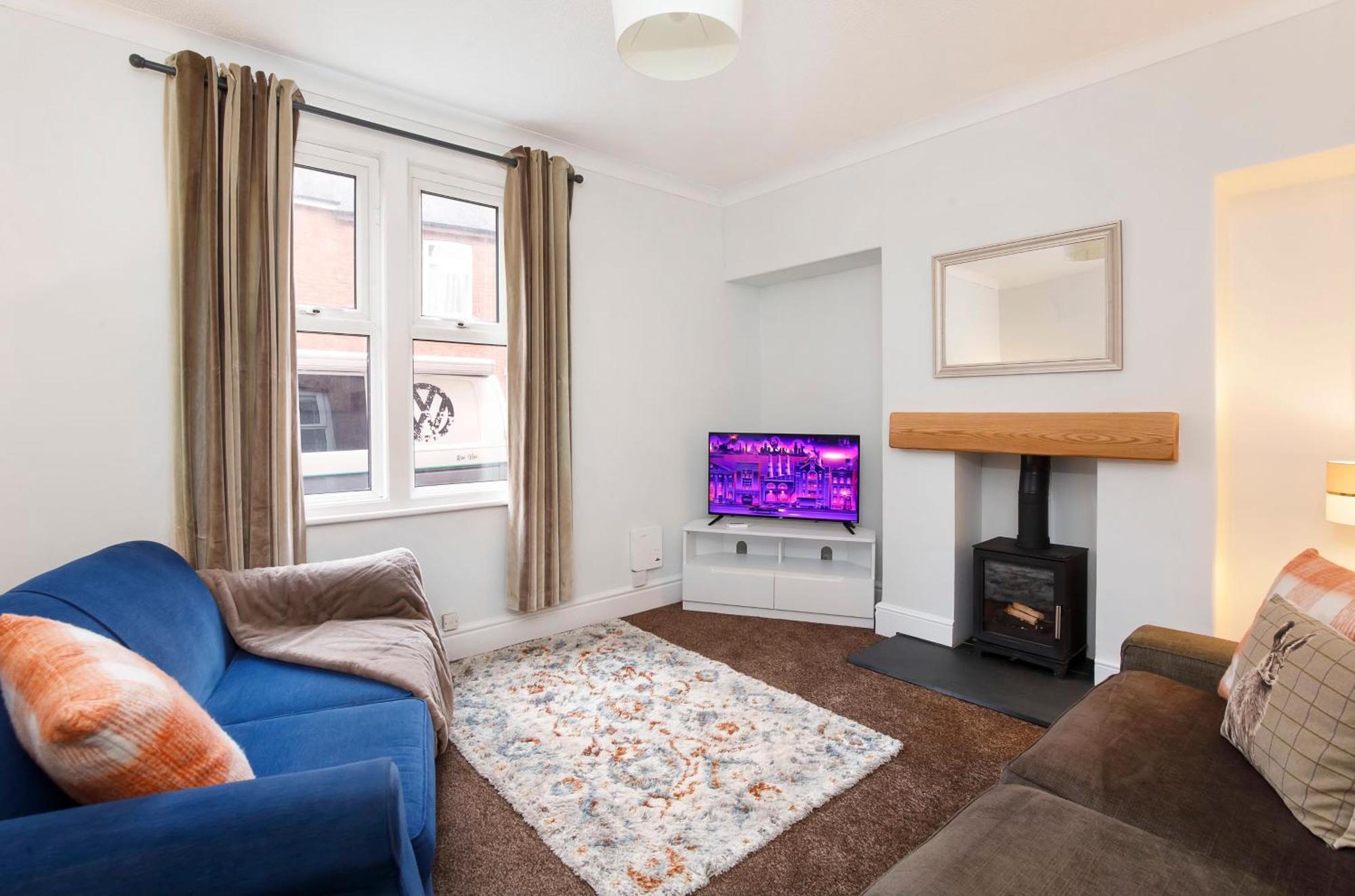 Holiday home Pet Friendly, Free Netflix 3 Bed House Near Center