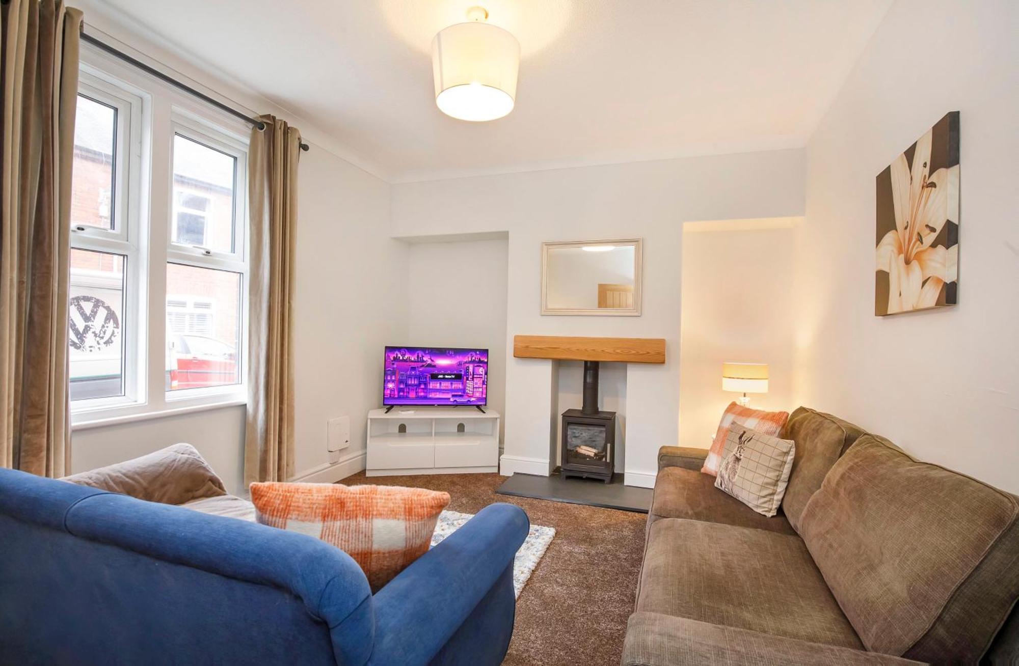Pet Friendly, Free Netflix 3 Bed House Near Center Holiday home