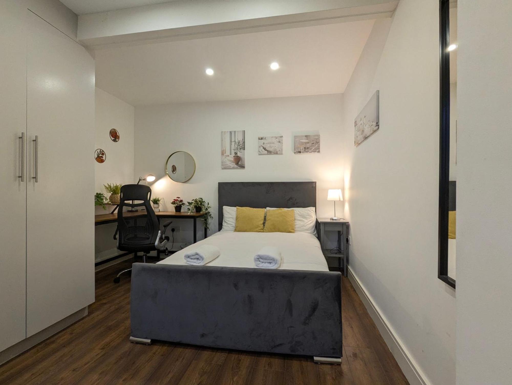 5 Ensuite Bedroom House Near Centre Free Parking