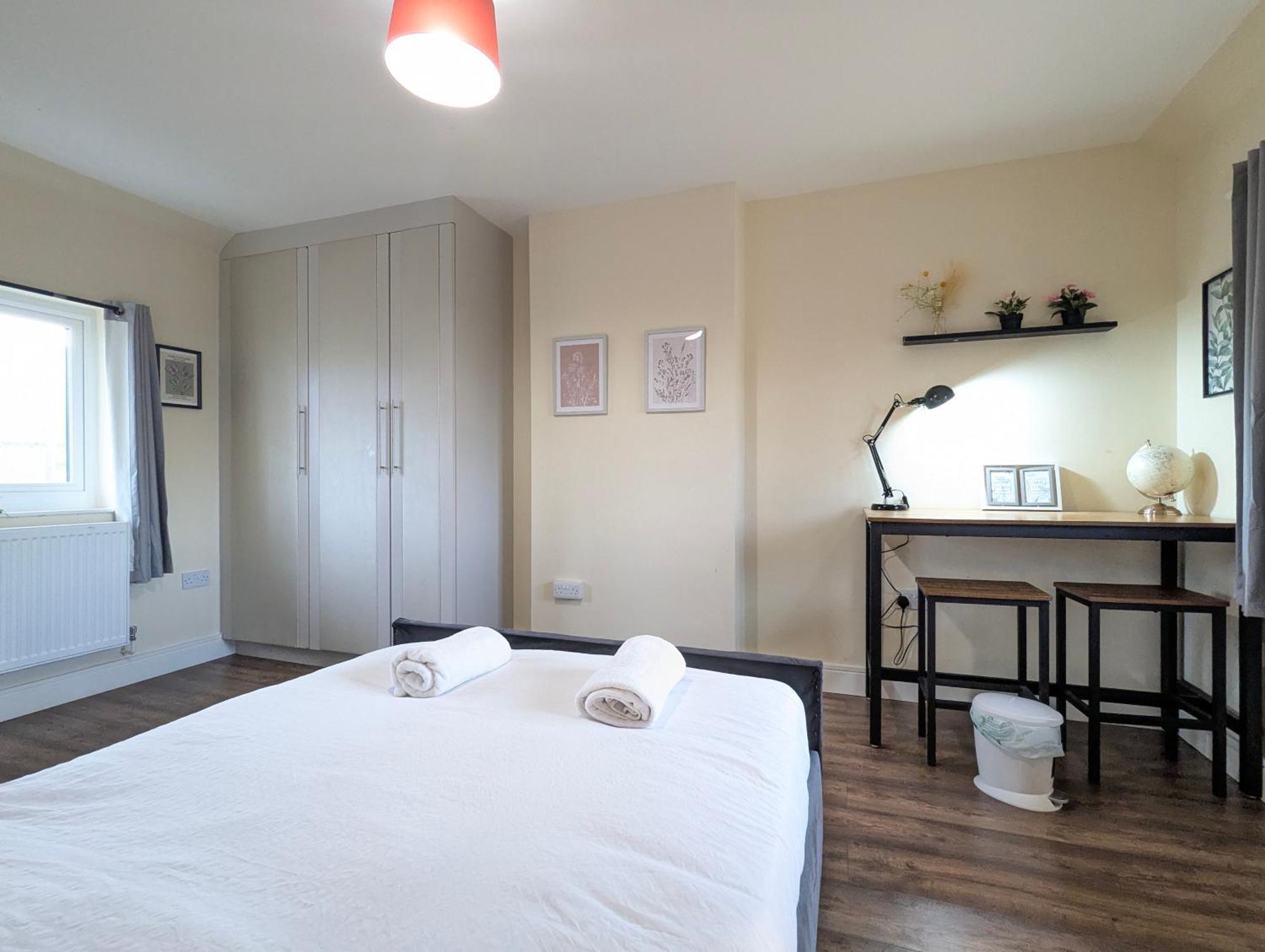 5 Ensuite Bedroom House Near Centre Free Parking *