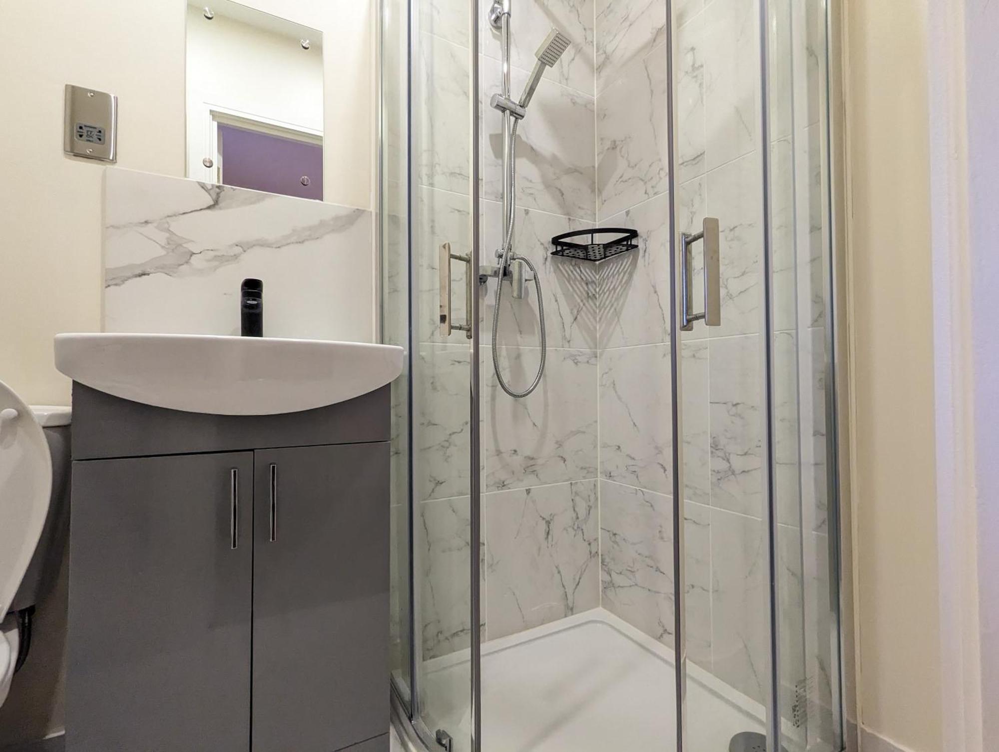 5 Ensuite Bedroom House Near Centre Free Parking Holiday home *
