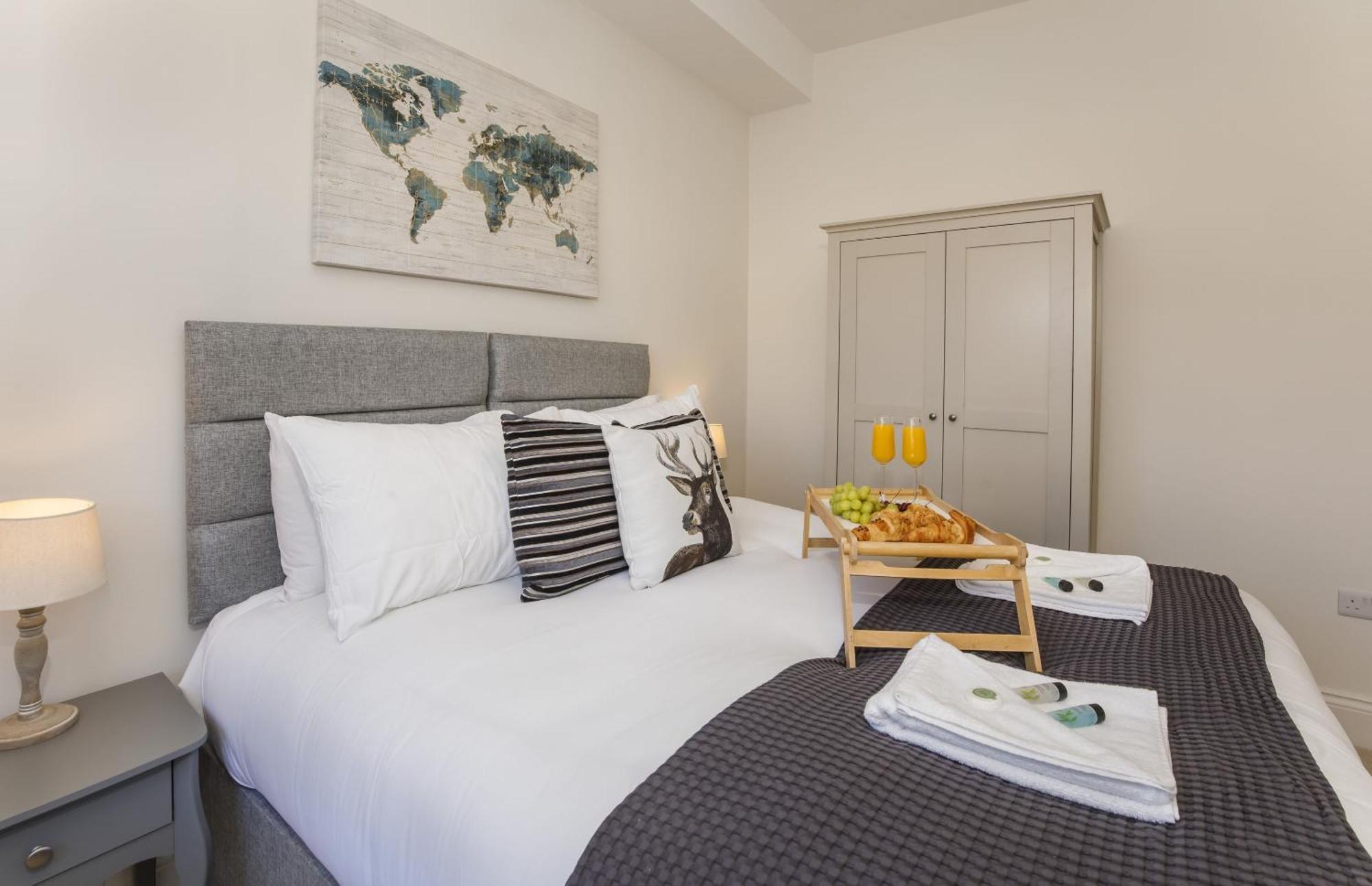 Modern 3 Bed Beautiful House In *