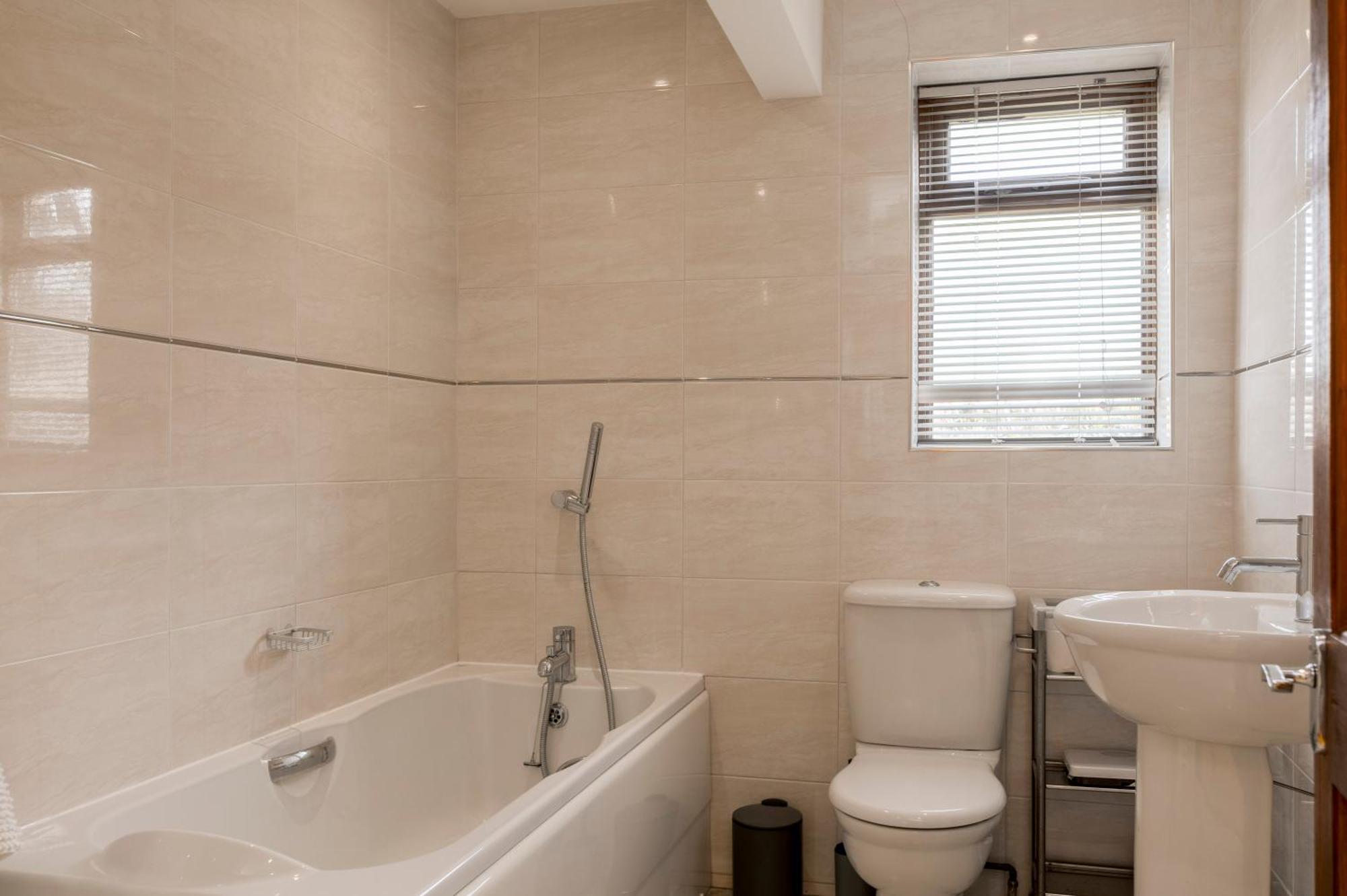 Apartment Isabella Place In - 3 Bed Property, 2 Double Beds, 1 Large Double Bed, Ideal For Families *