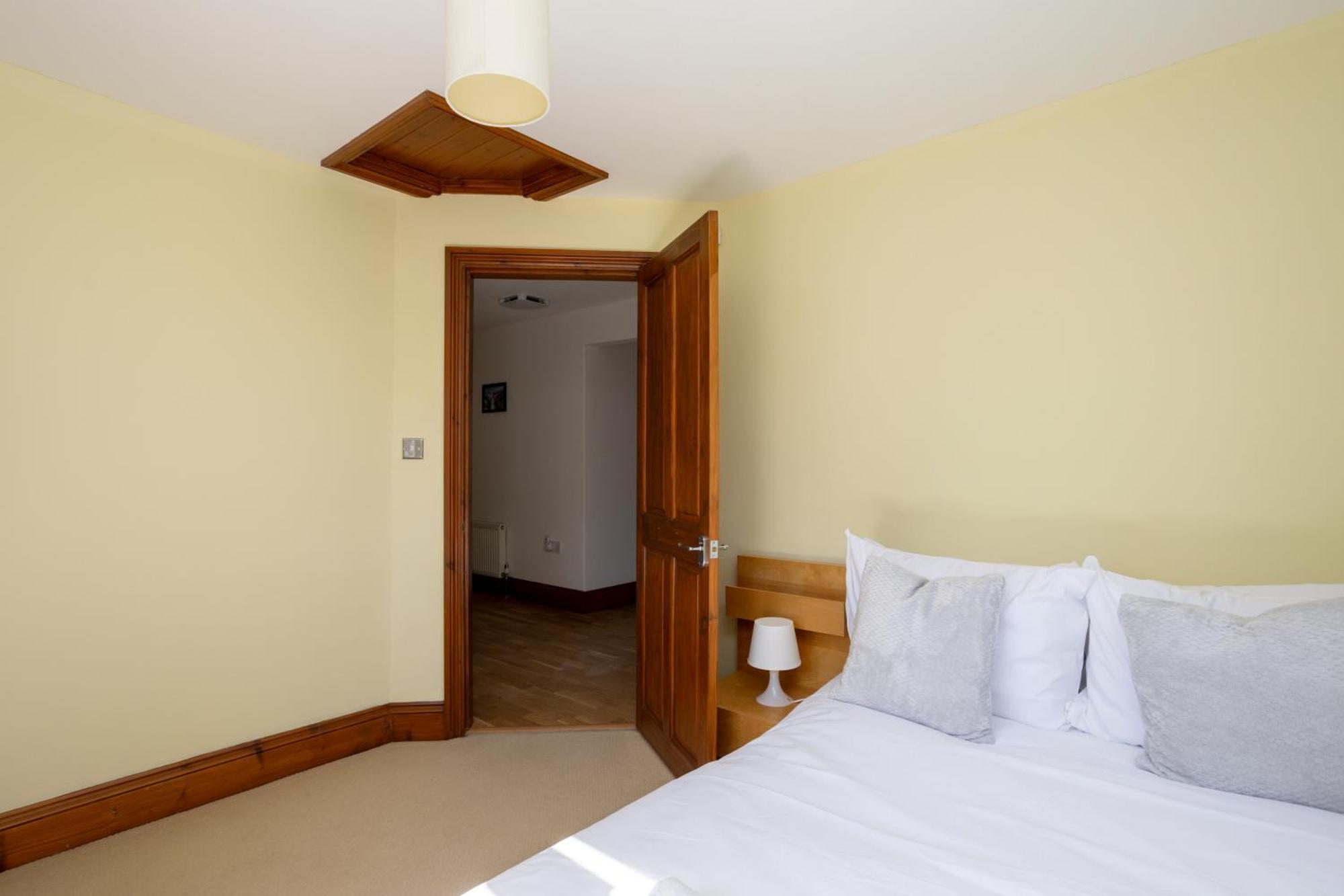 Apartment Isabella Place In - 3 Bed Property, 2 Double Beds, 1 Large Double Bed, Ideal For Families *