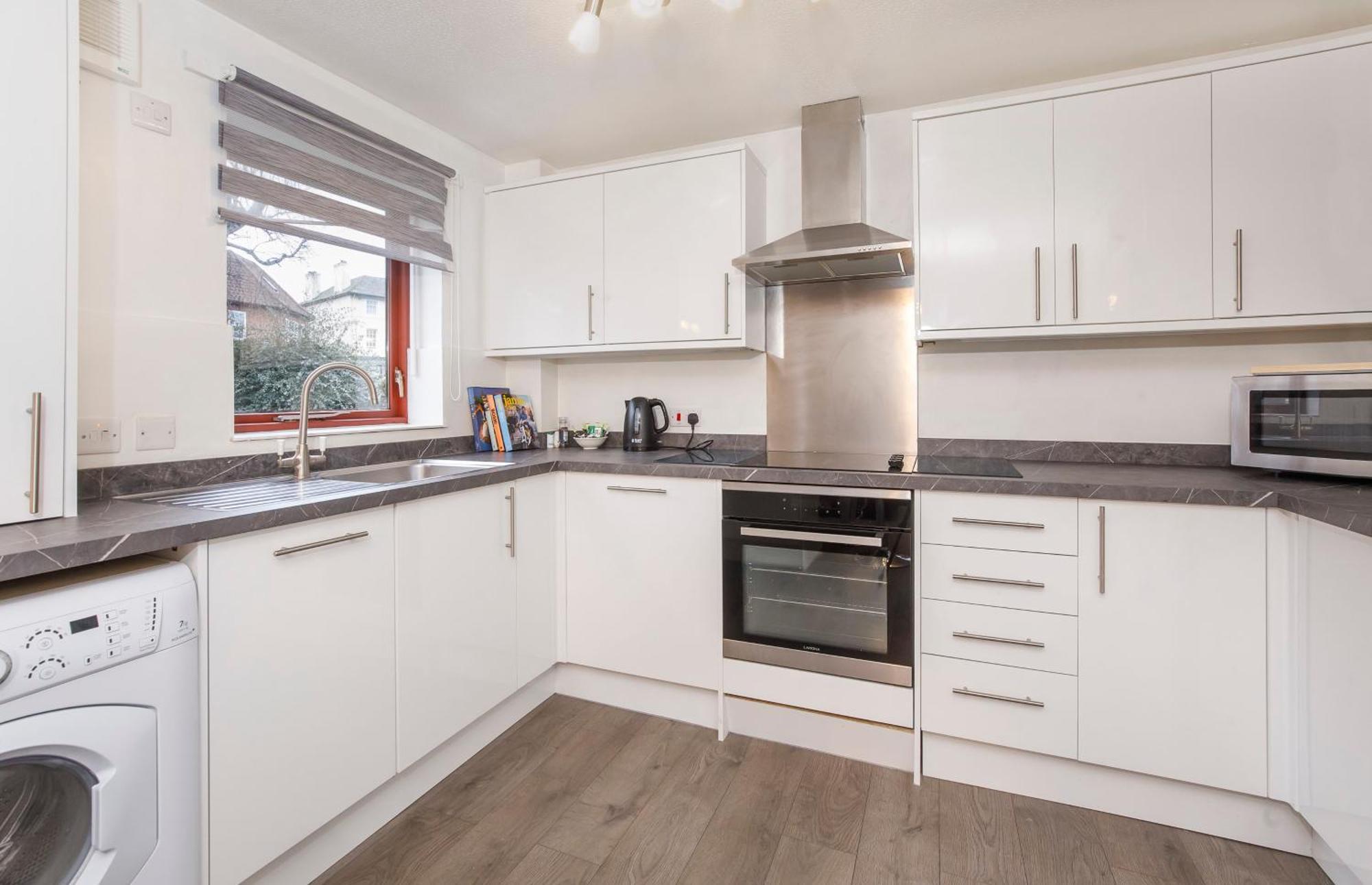 Lunar Retreat Centre & Free Parking Apartment York
