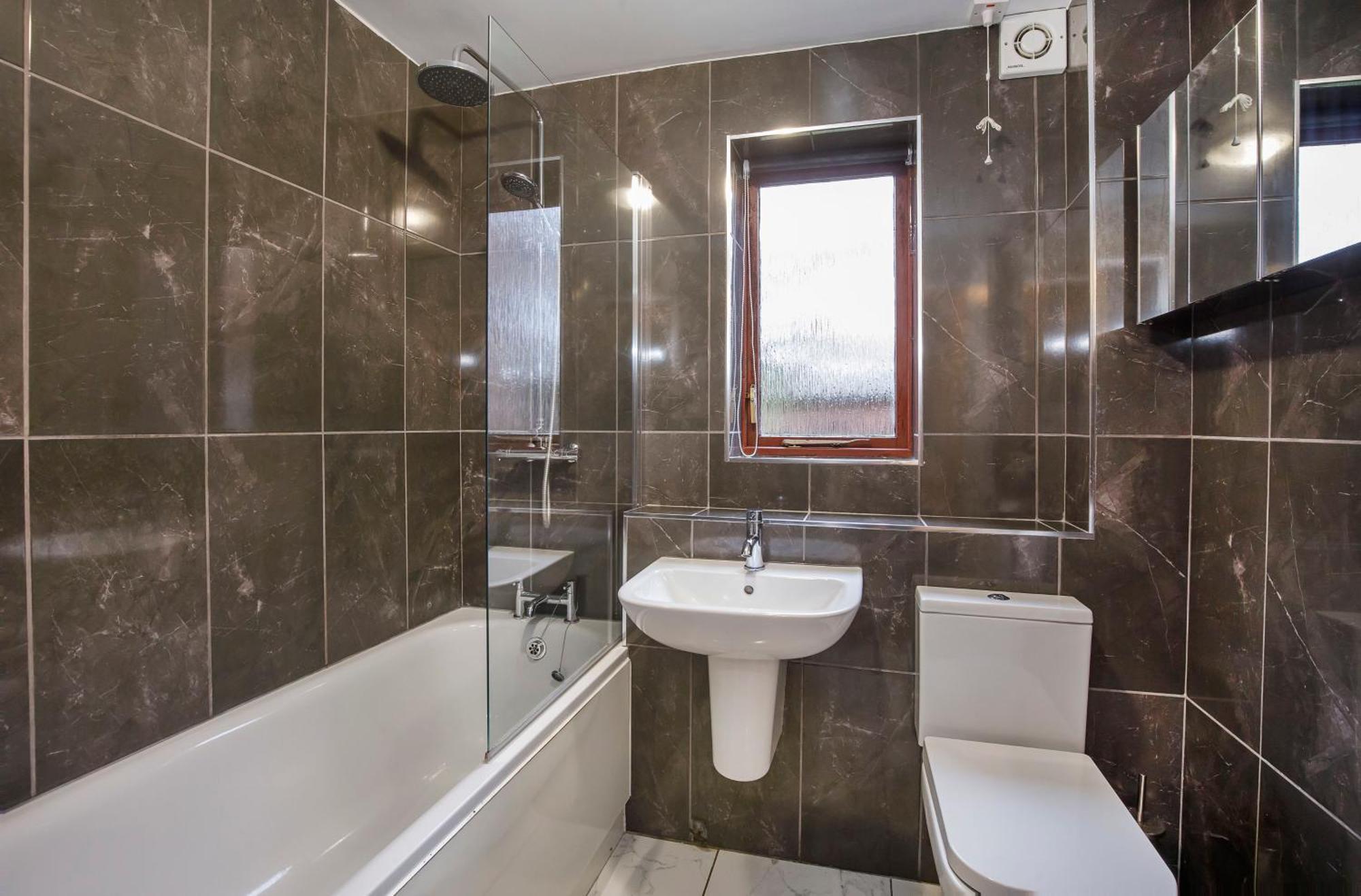 Lunar Retreat Centre & Free Parking *