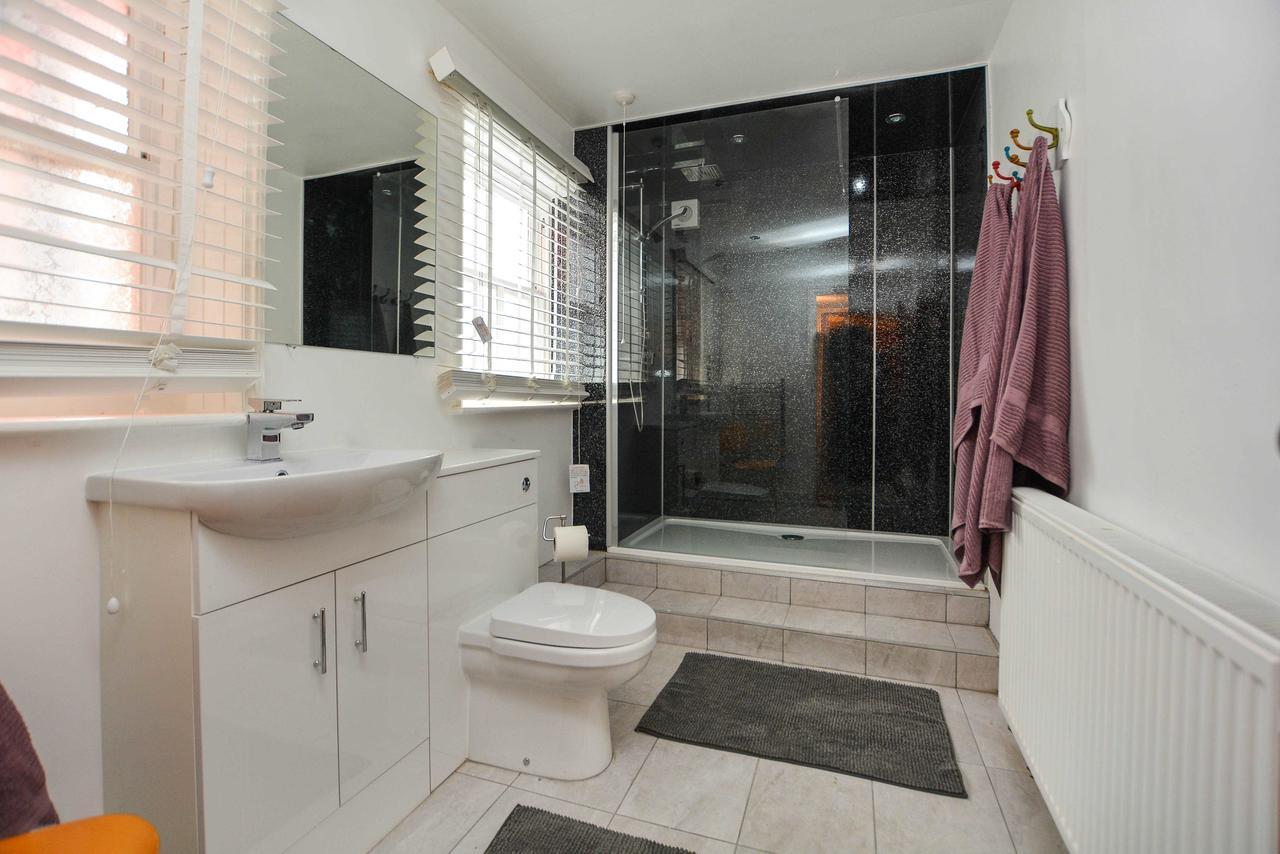 The Location- 1 Free Private Parking Space - 60 Second Walk 2 Minster! *