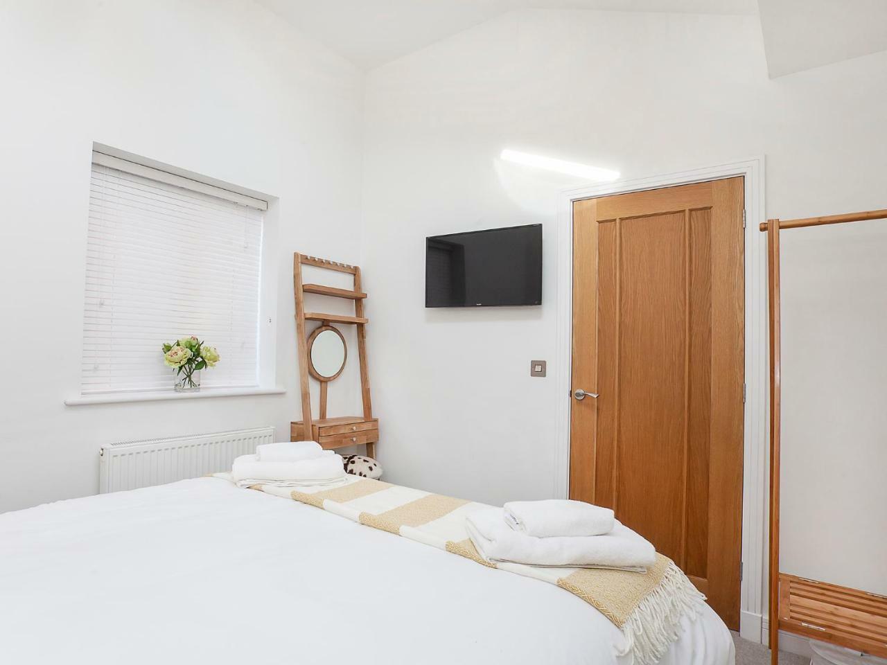 Apartment White House Apartments-free Parking 1 Car Per