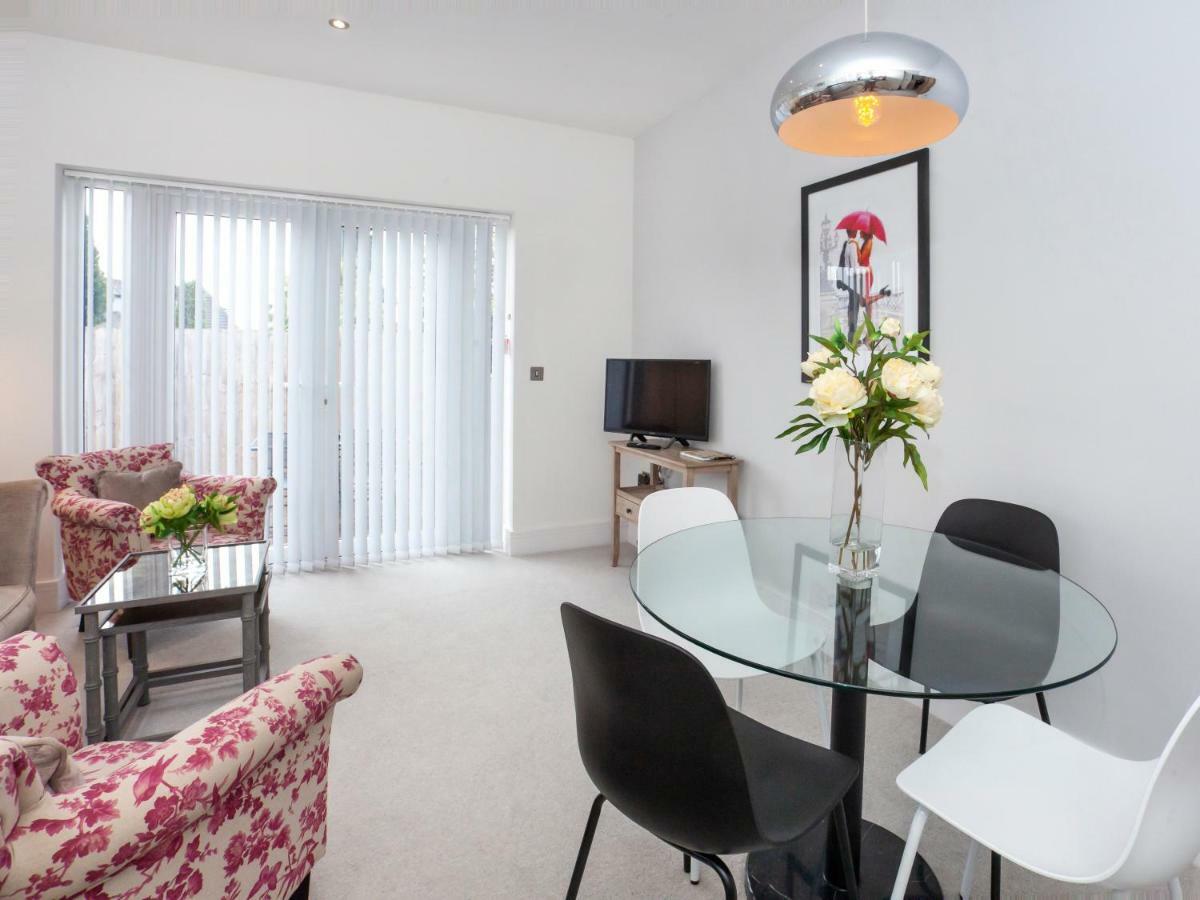 White House Apartments-free Parking 1 Car Per