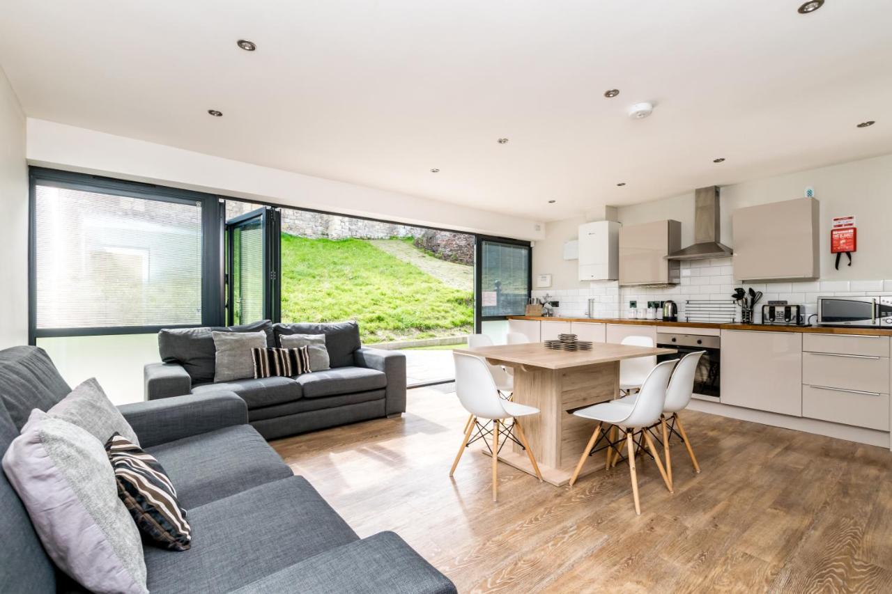 - Monkbar Mews Apartment